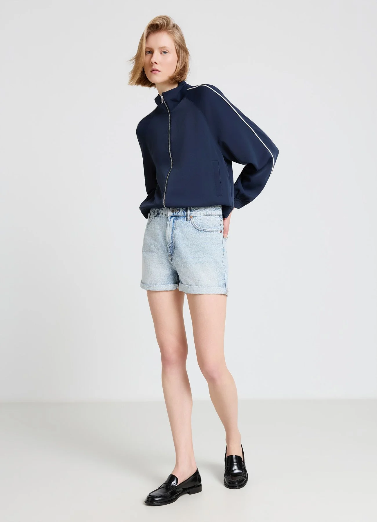 Shorts mom con risvolto
