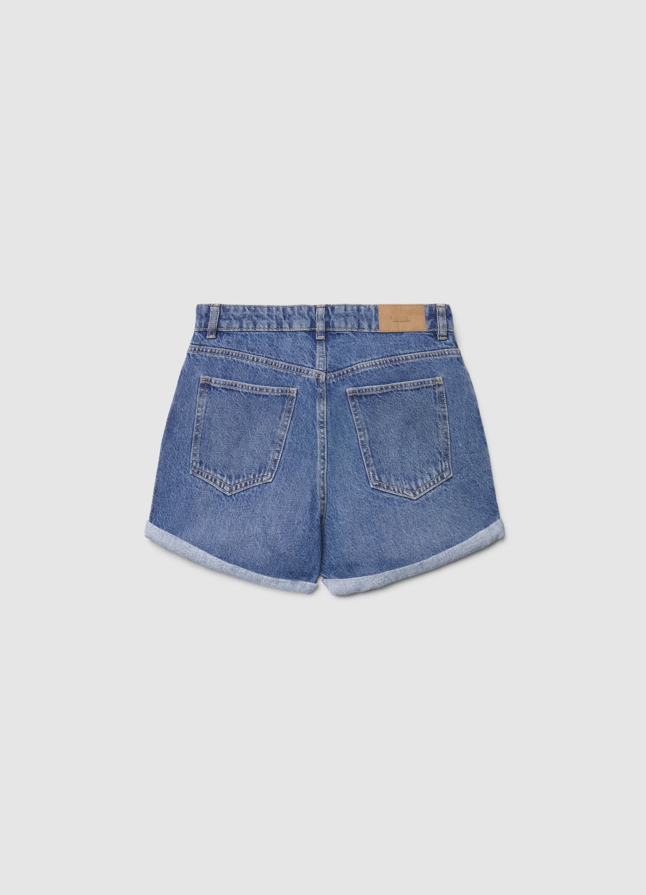 Shorts mom in denim con risvolto - Image 6