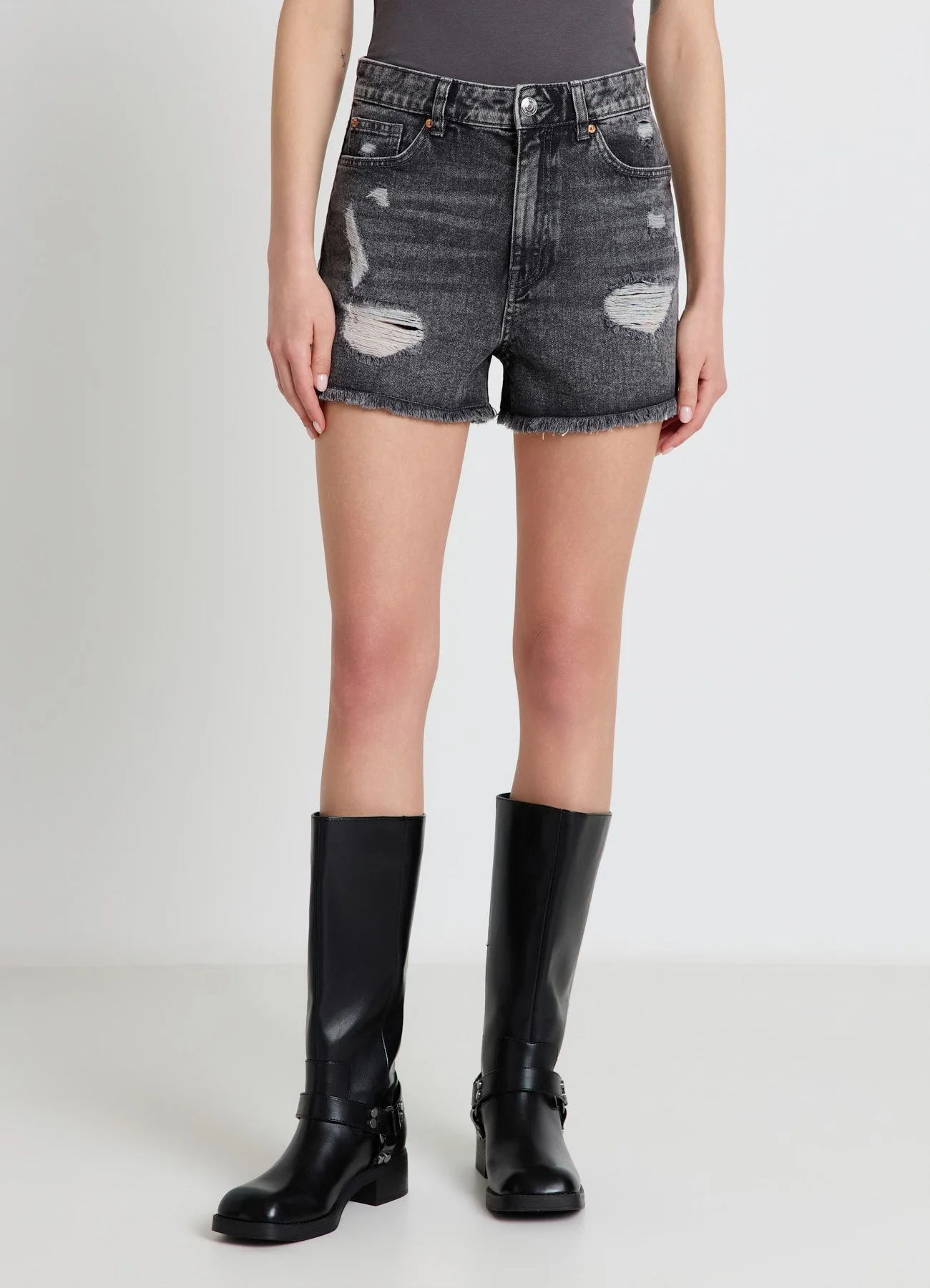 Shorts mom in denim con strappi - Image 2