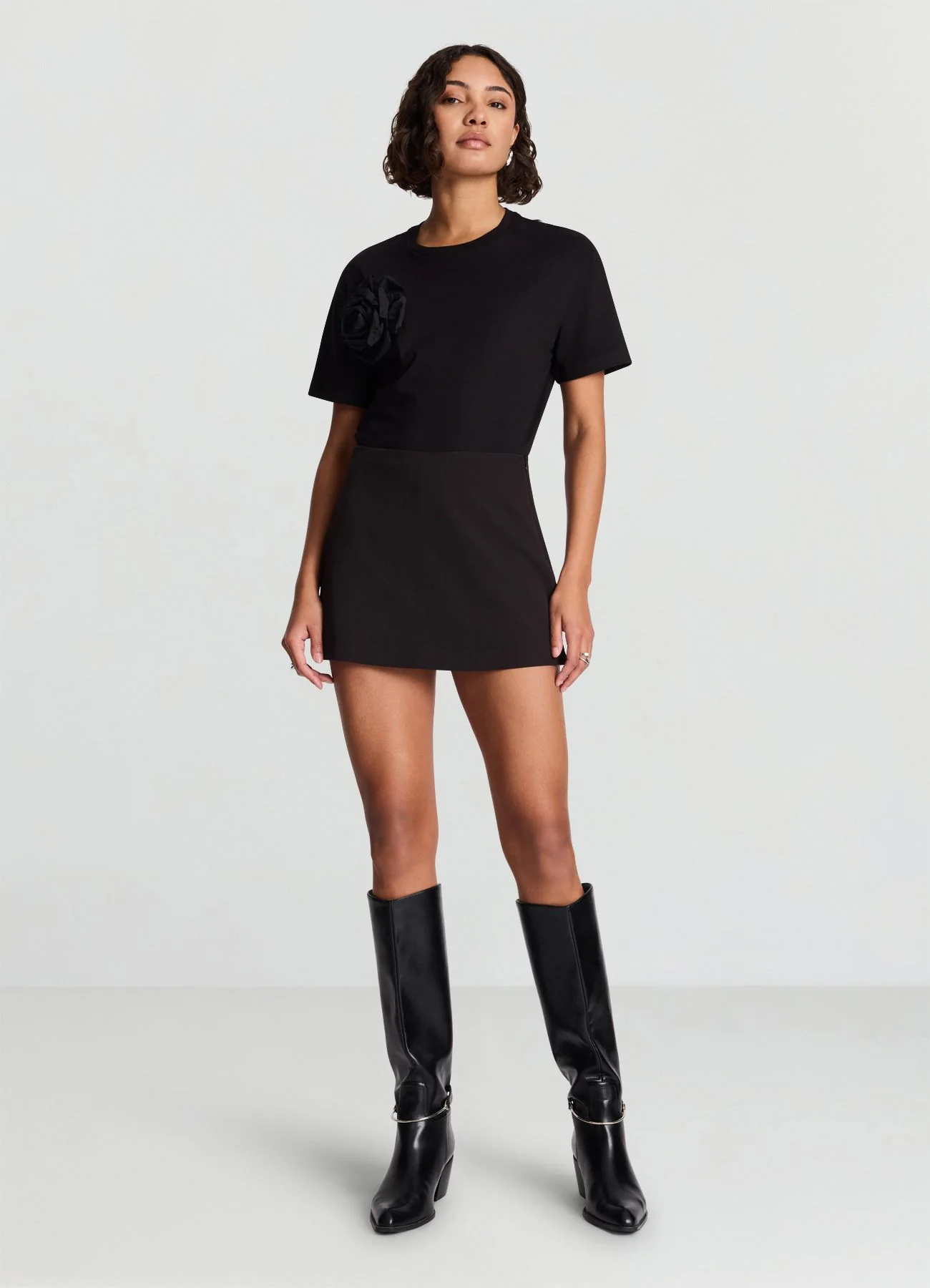 T-shirt con applicazione fiore