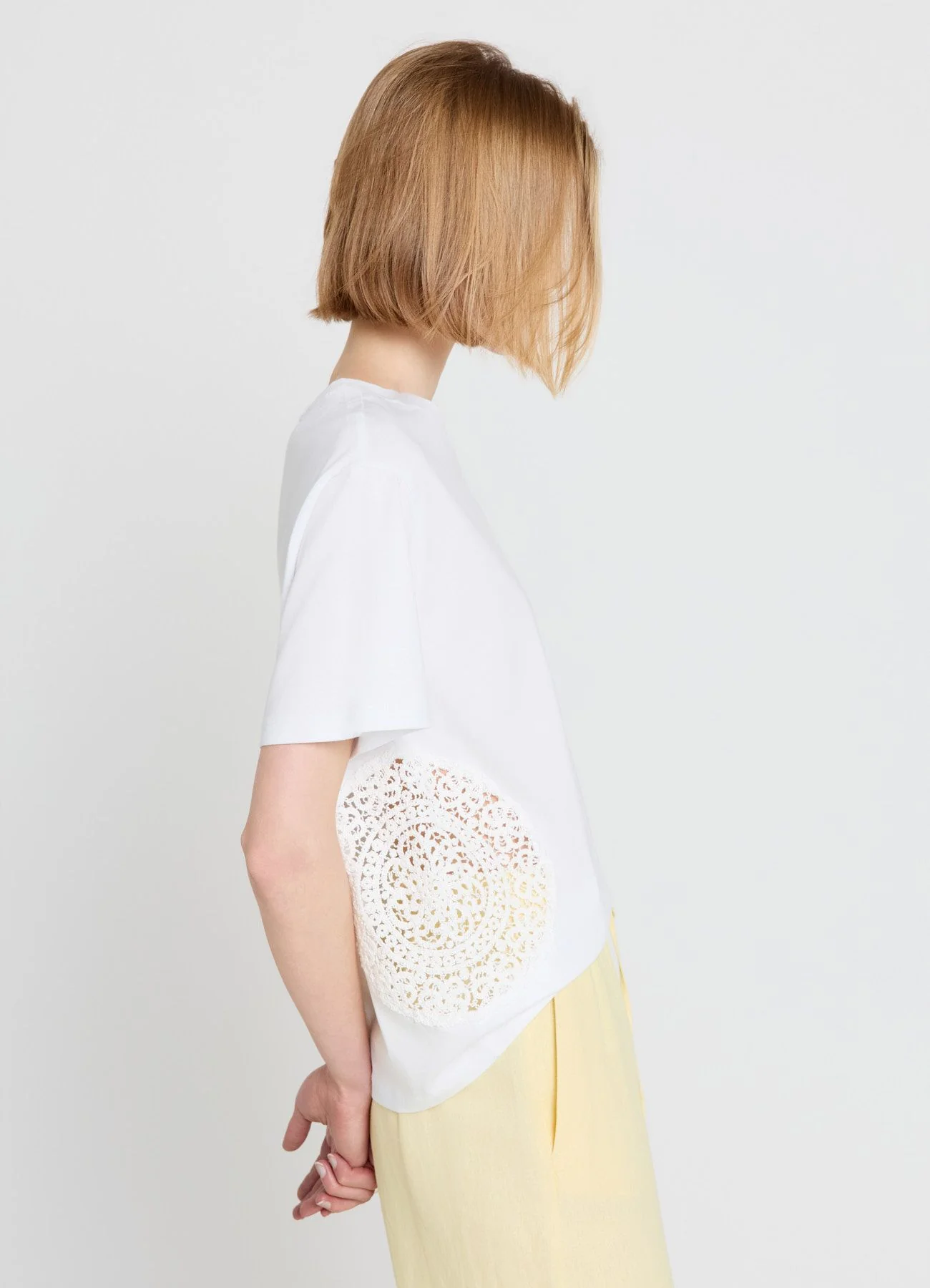 T-shirt con applicazione ricamata