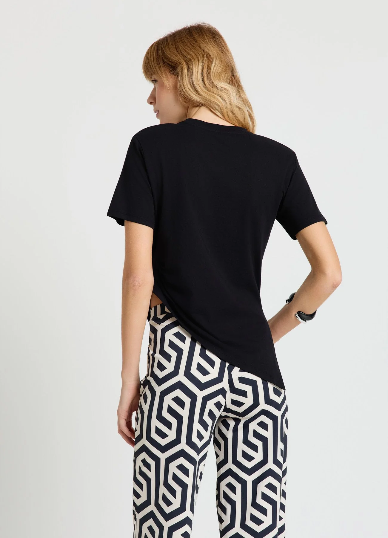 T-shirt con arriccio laterale e fondo asimmetrico