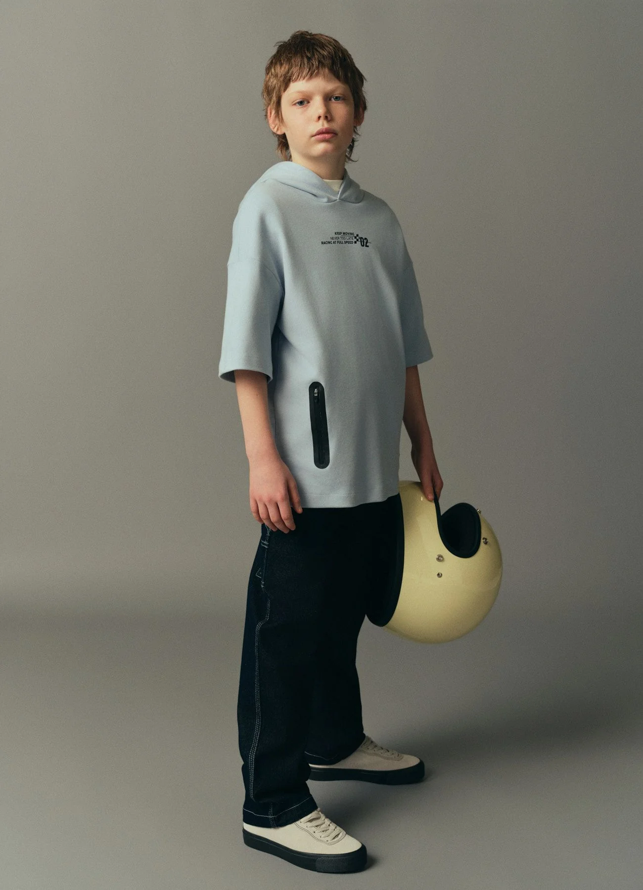 T-shirt con cappuccio e scritte - Image 4