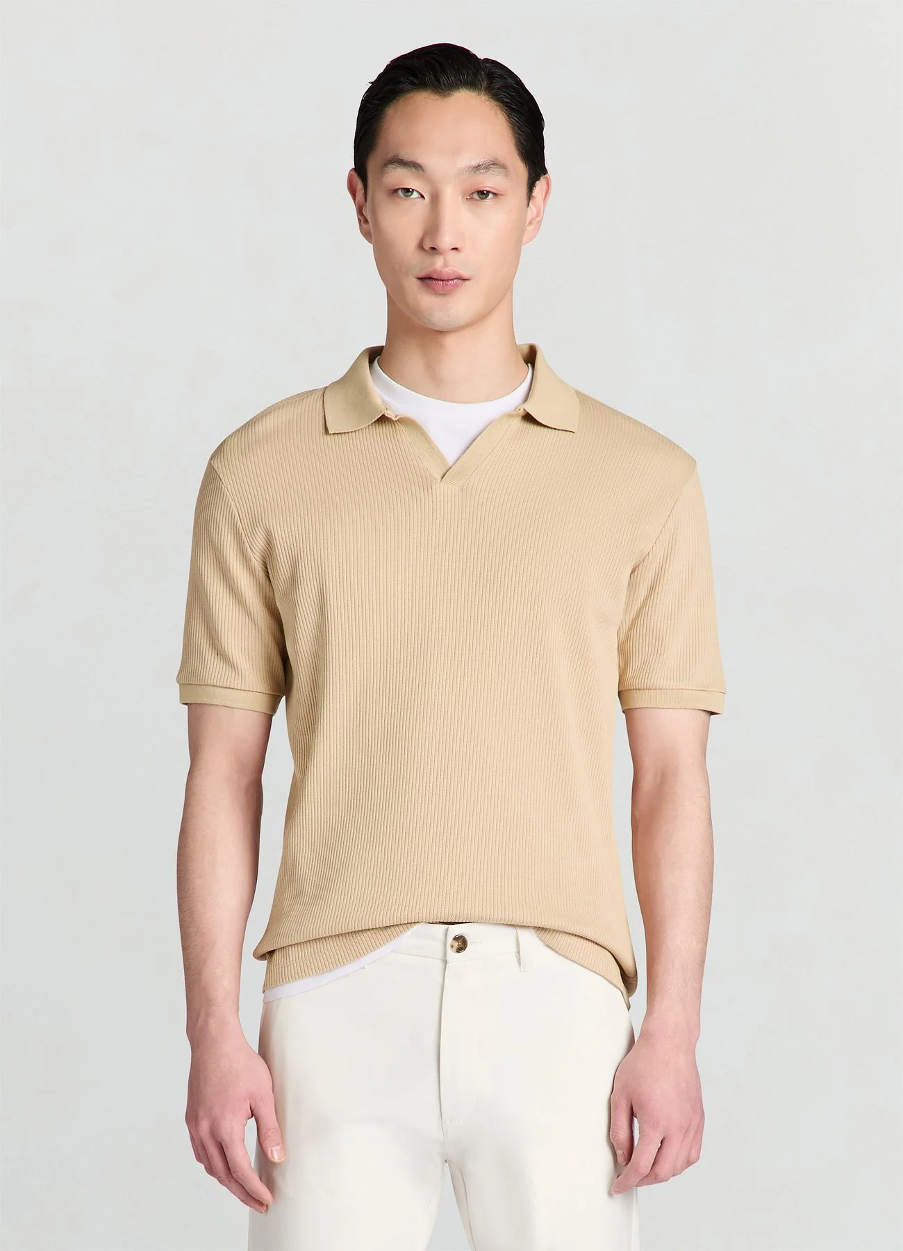 T-shirt con colletto a polo e scollo a V