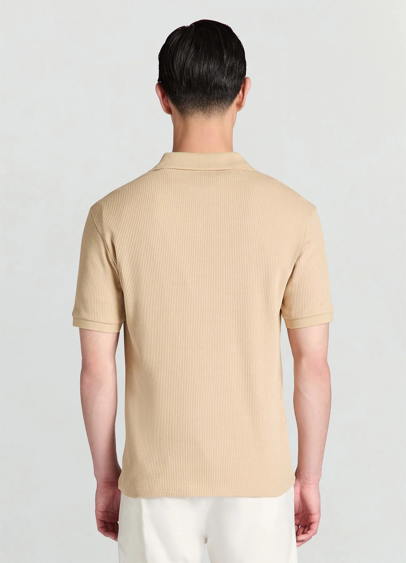 T-shirt con colletto a polo e scollo a V - Image 2