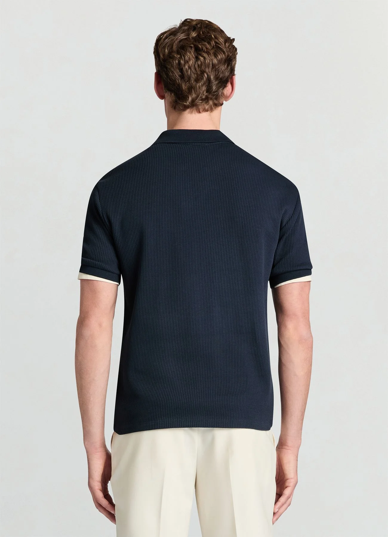 T-shirt con colletto a polo e scollo a V - Image 2