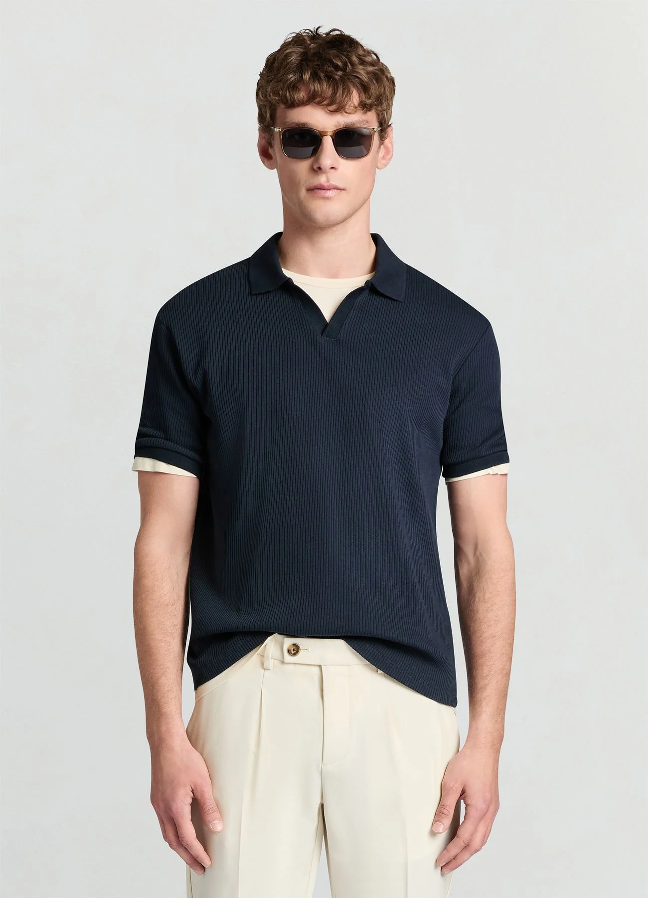 T-shirt con colletto a polo e scollo a V - Image 3