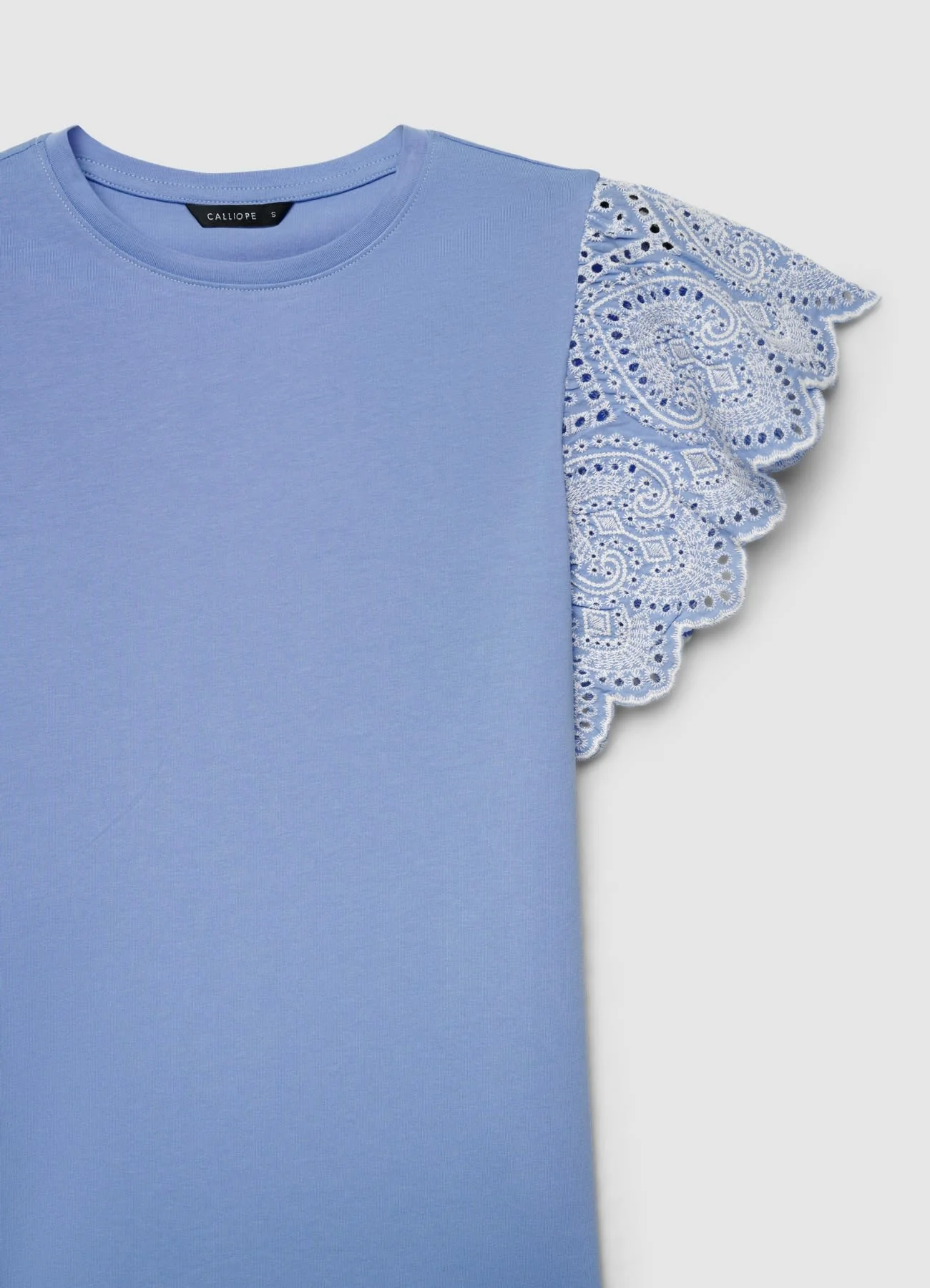 T-shirt con maniche a volant sangallo - Image 2