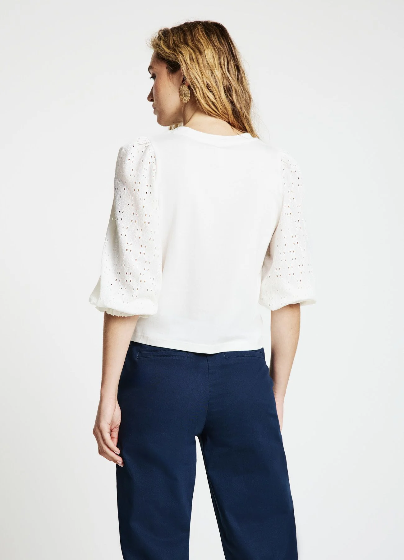T-shirt con maniche traforate