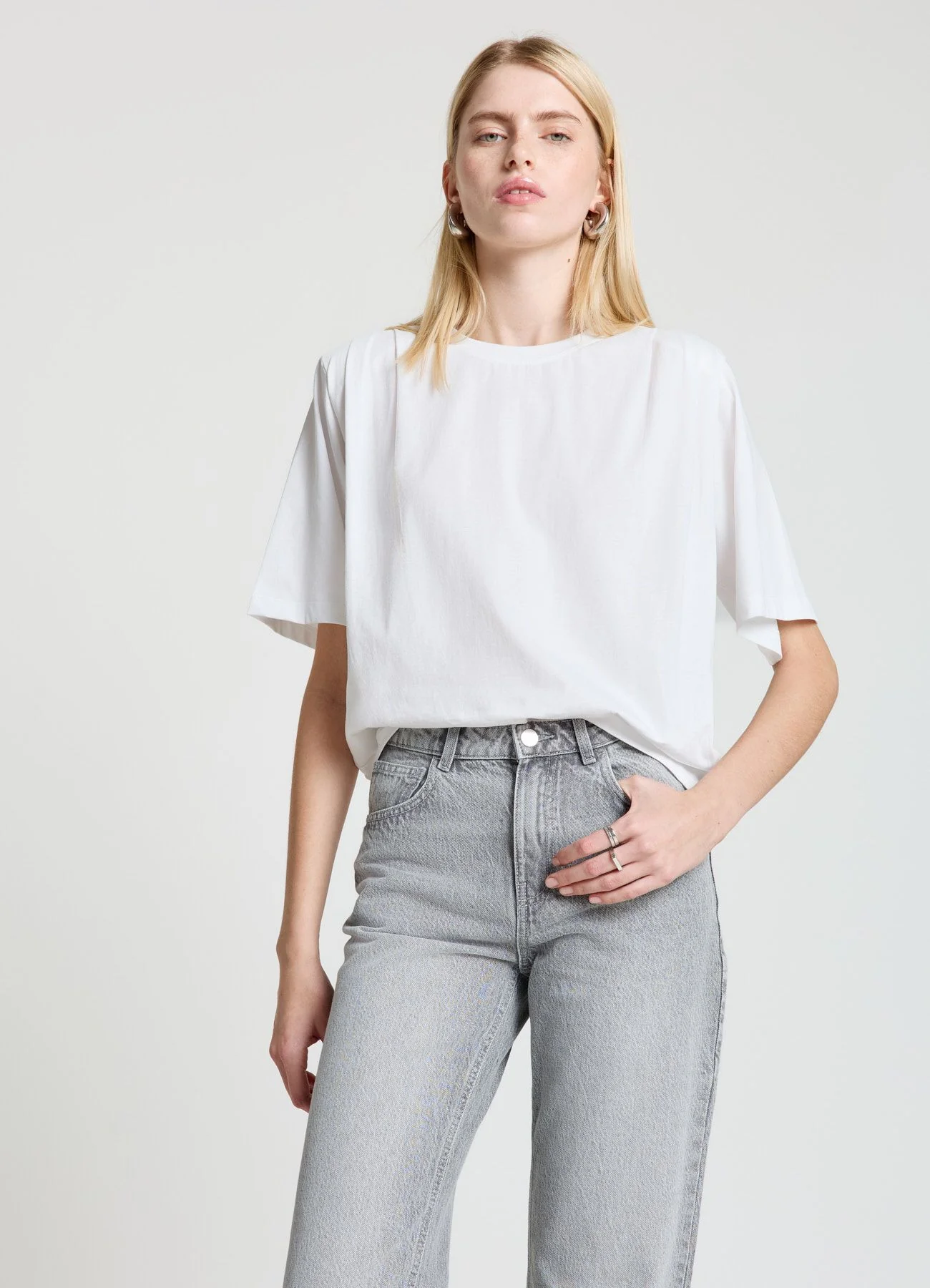 T-shirt con pieghe sulle spalle