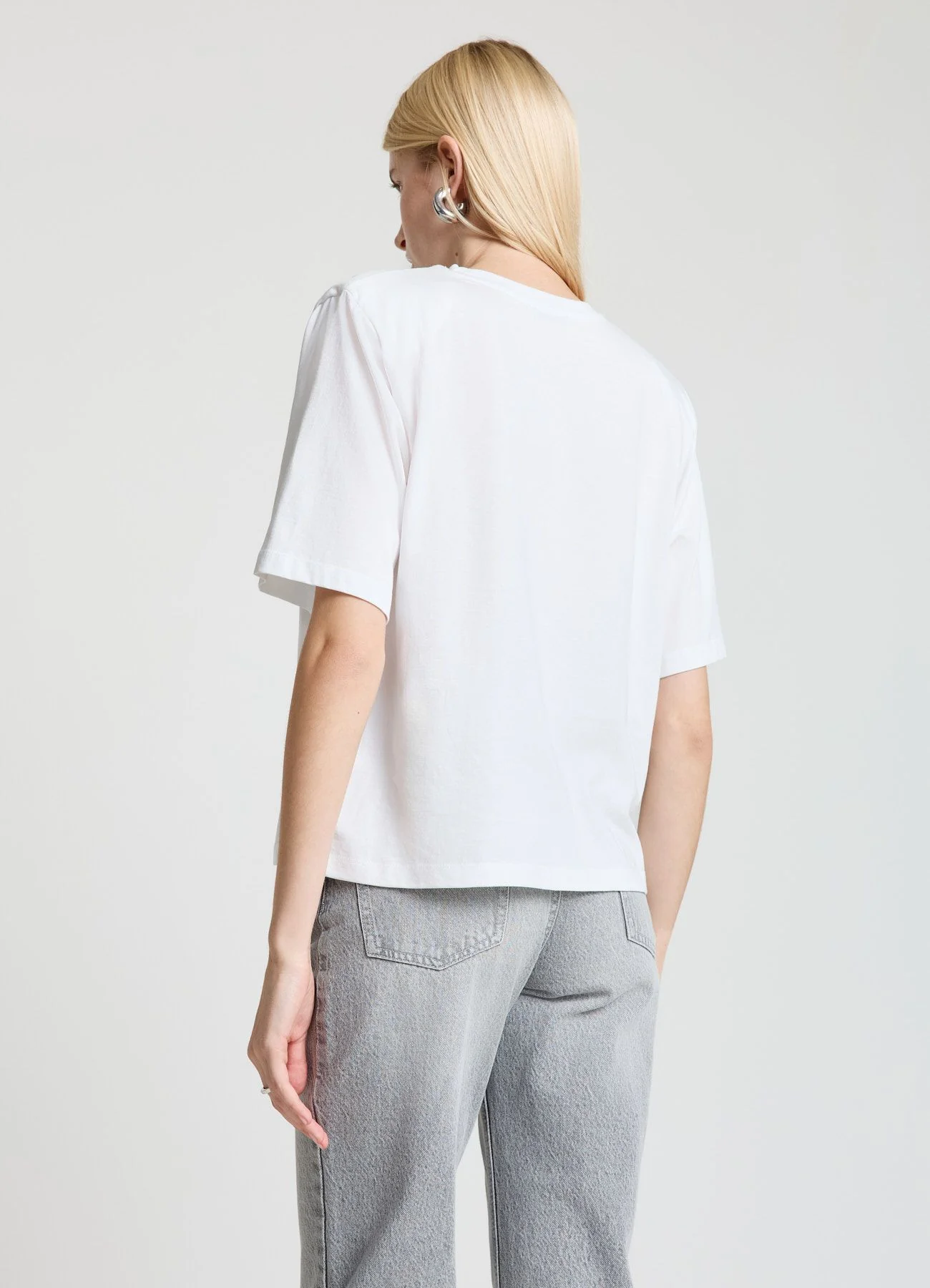 T-shirt con pieghe sulle spalle - Image 2