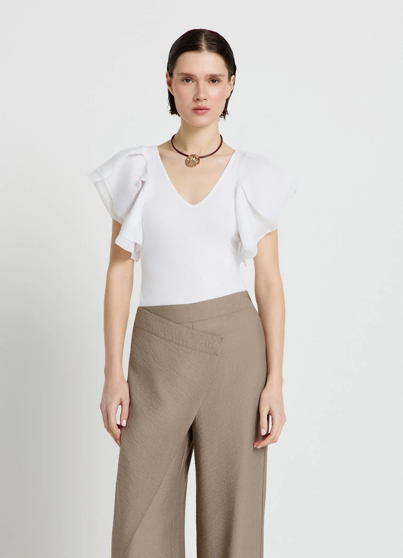 T-shirt con scollo a V e maniche a volant - Image 2