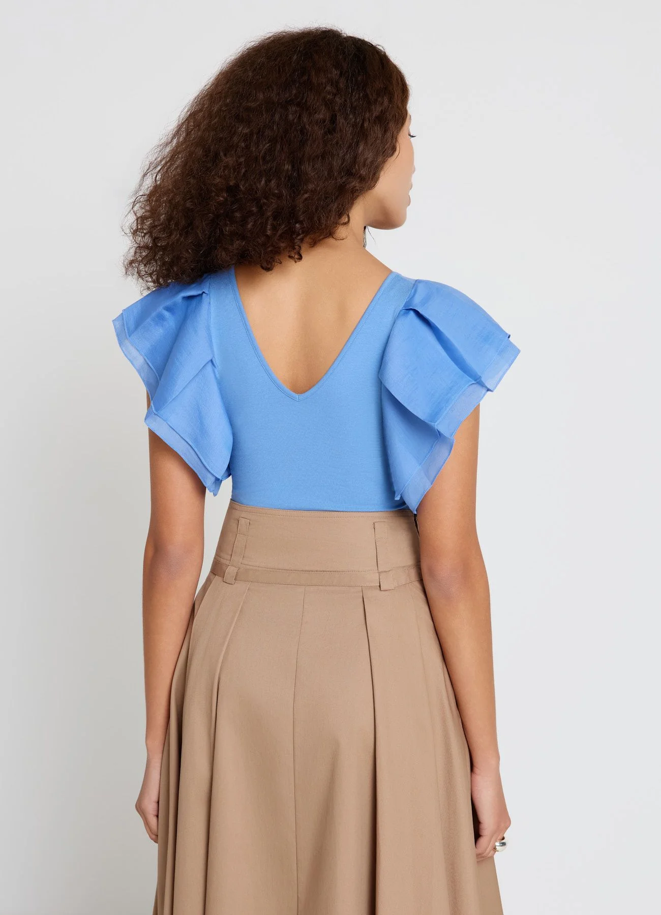 T-shirt con scollo a V e maniche a volant - Image 3
