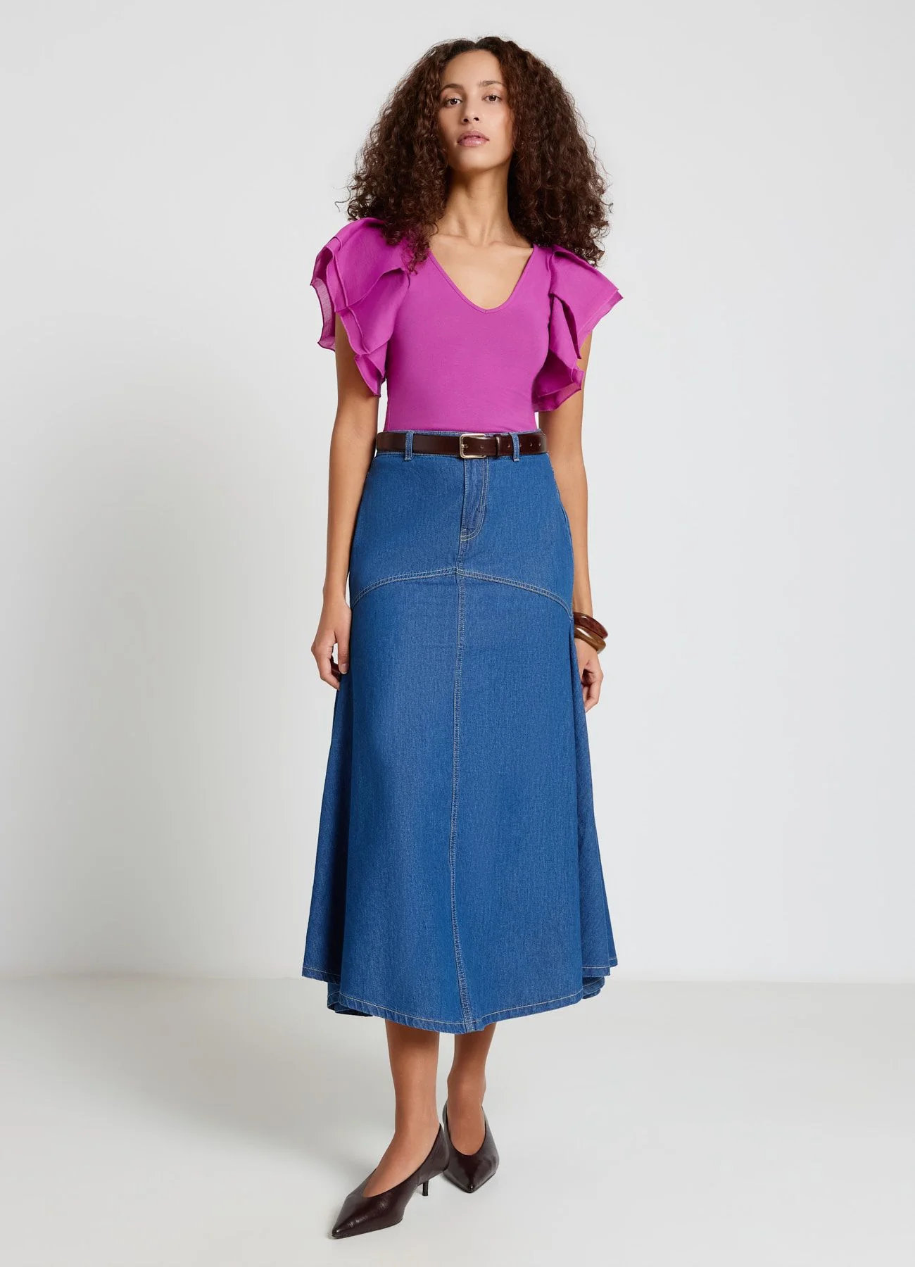 T-shirt con scollo a V e maniche a volant