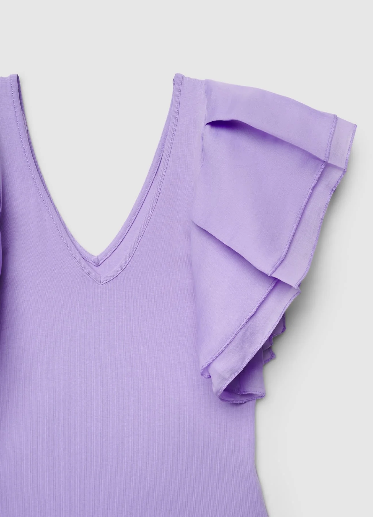T-shirt con scollo a V e maniche a volant - Image 6