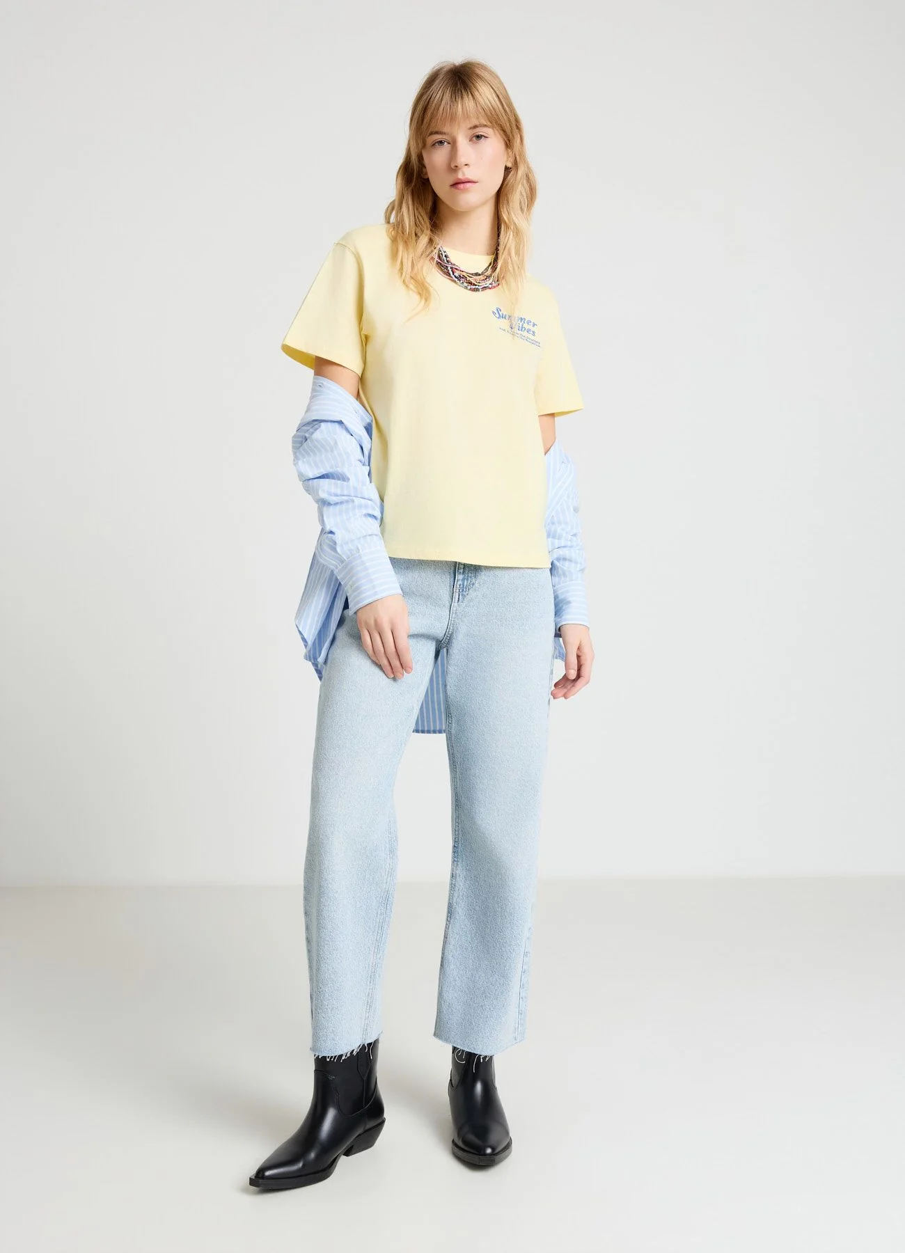 T-shirt con scritta e ricamo