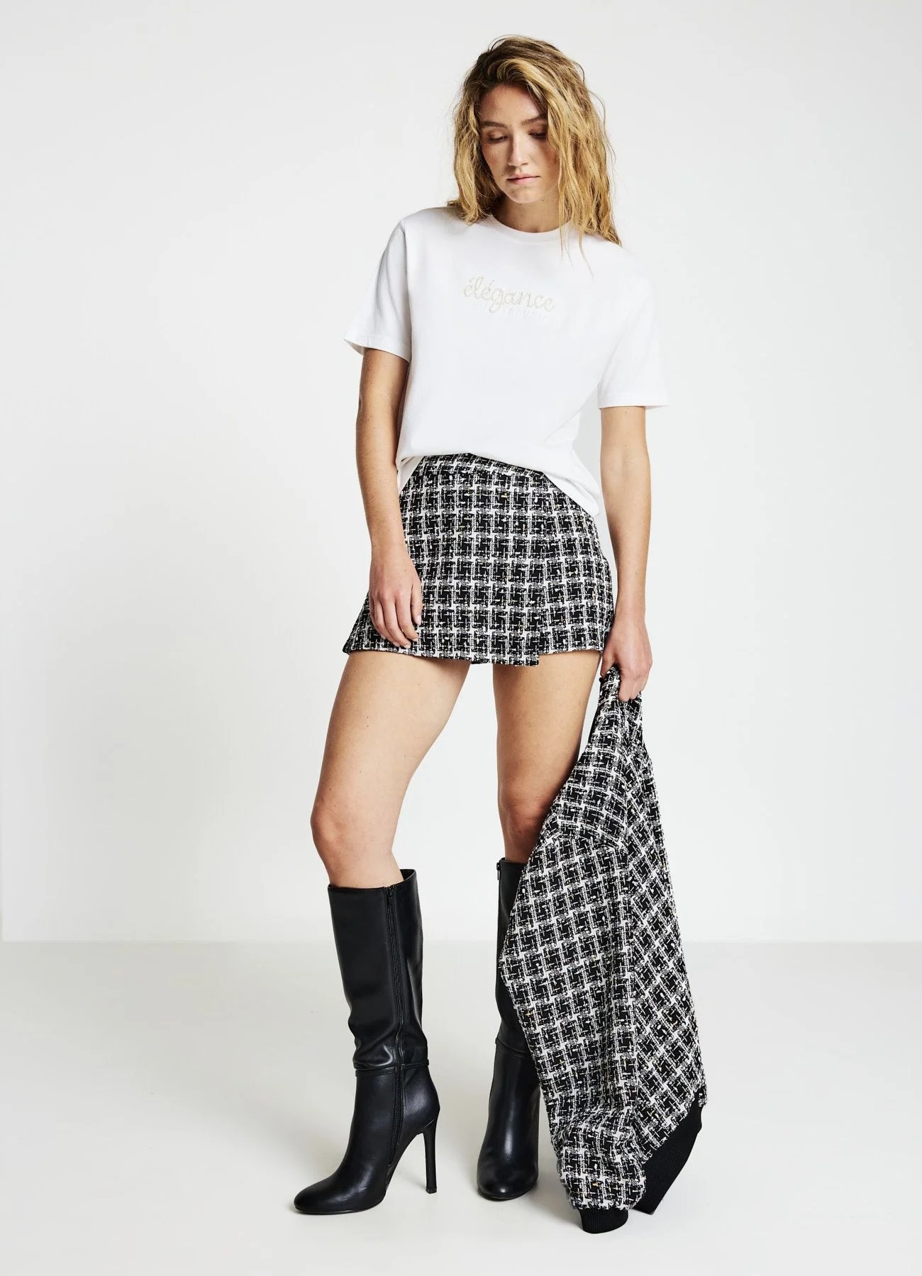 T-shirt con scritta ricamata con perle - Image 3