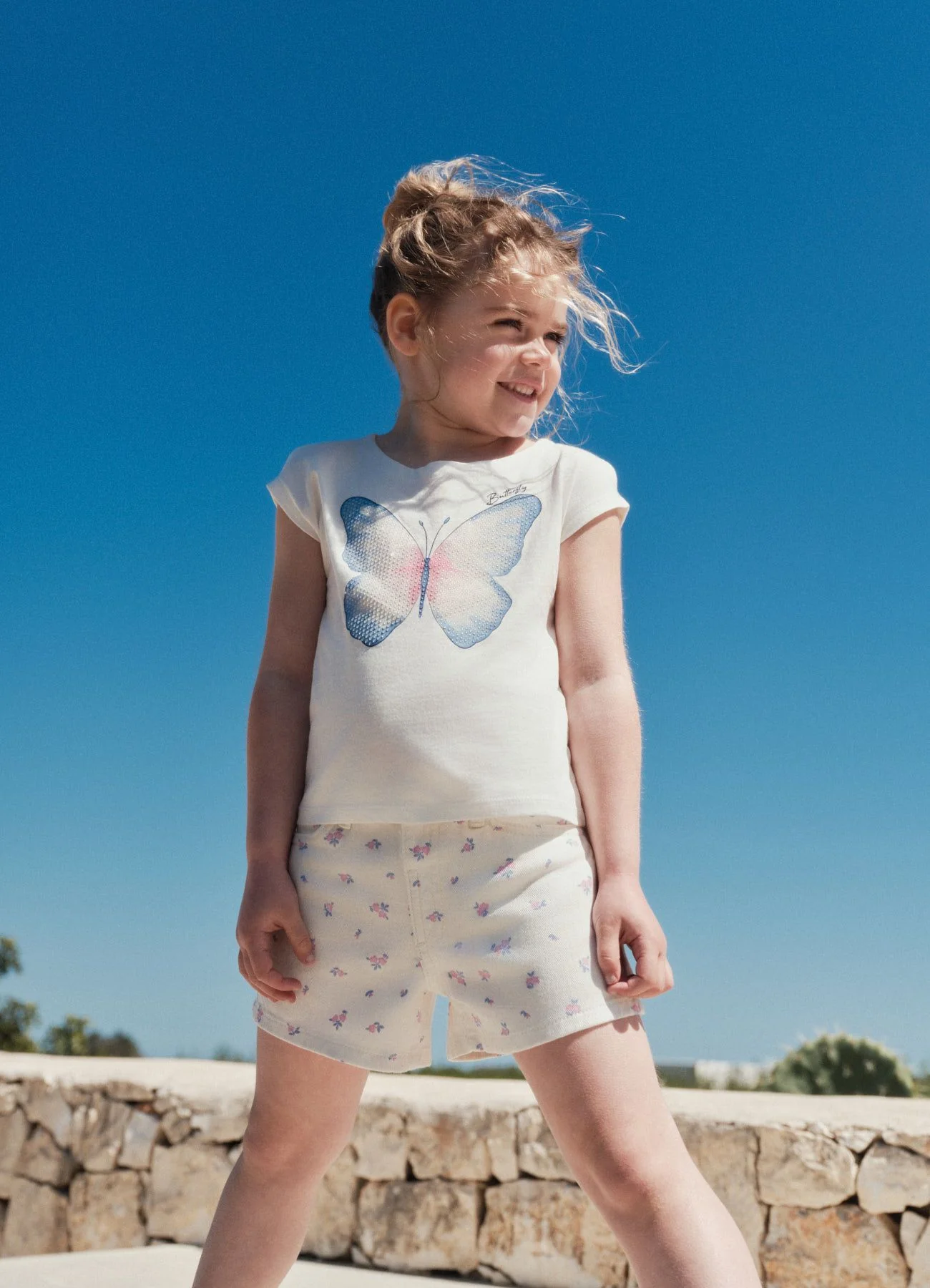 T-shirt con stampa farfalla e strass - Image 5