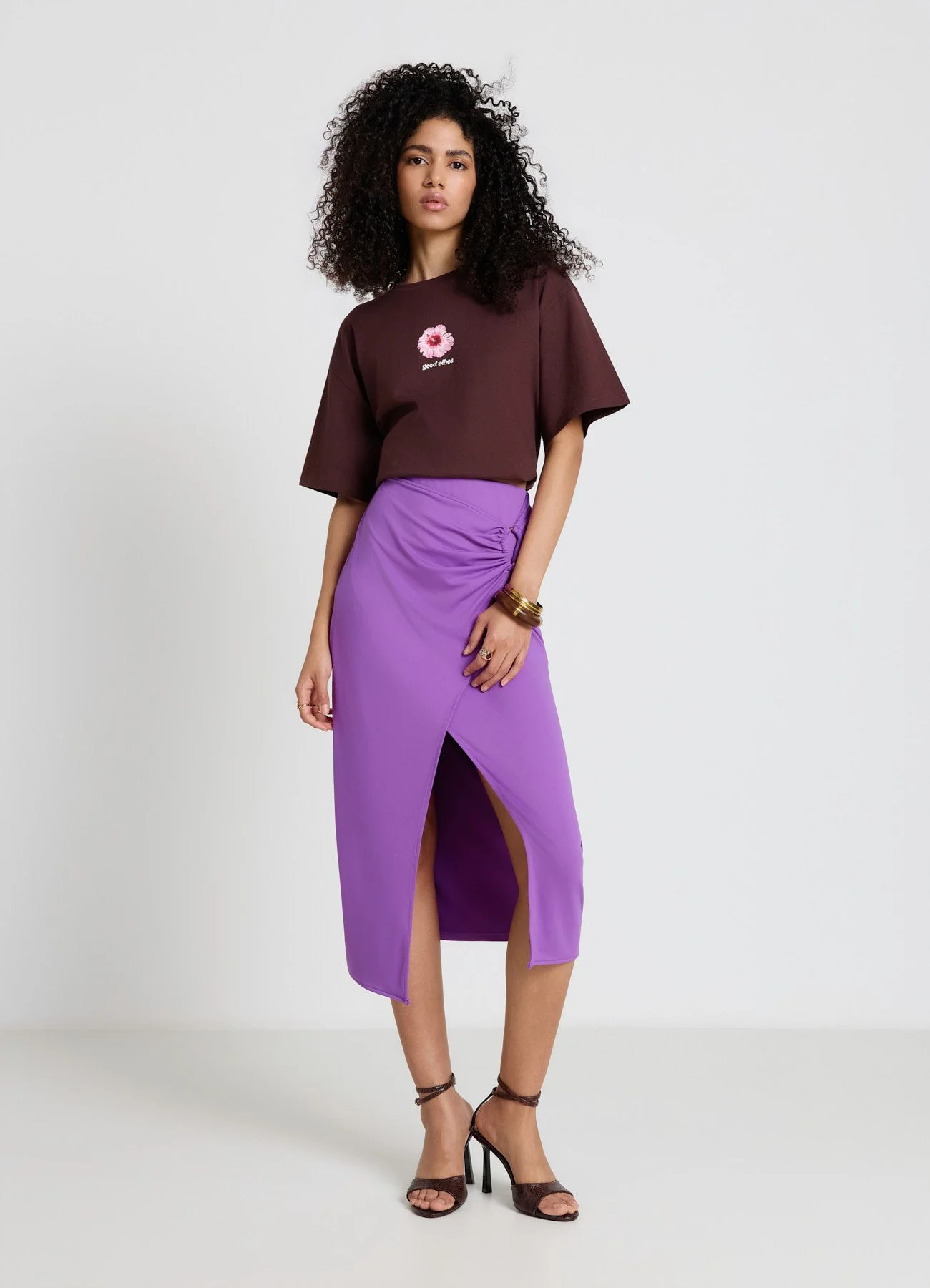 T-shirt con stampa fiore e scritta Bali