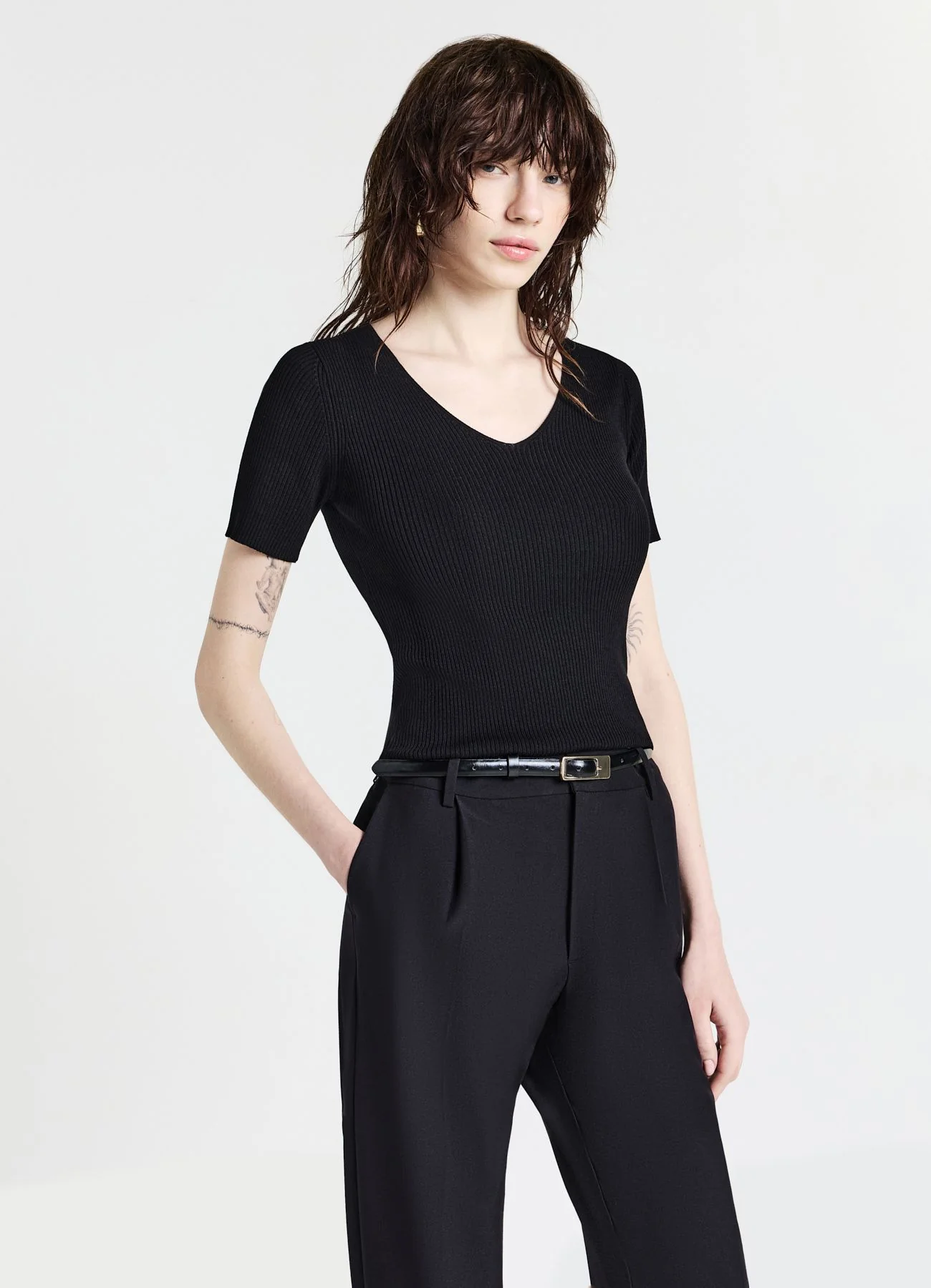 T-shirt scollo V a costine - Image 2