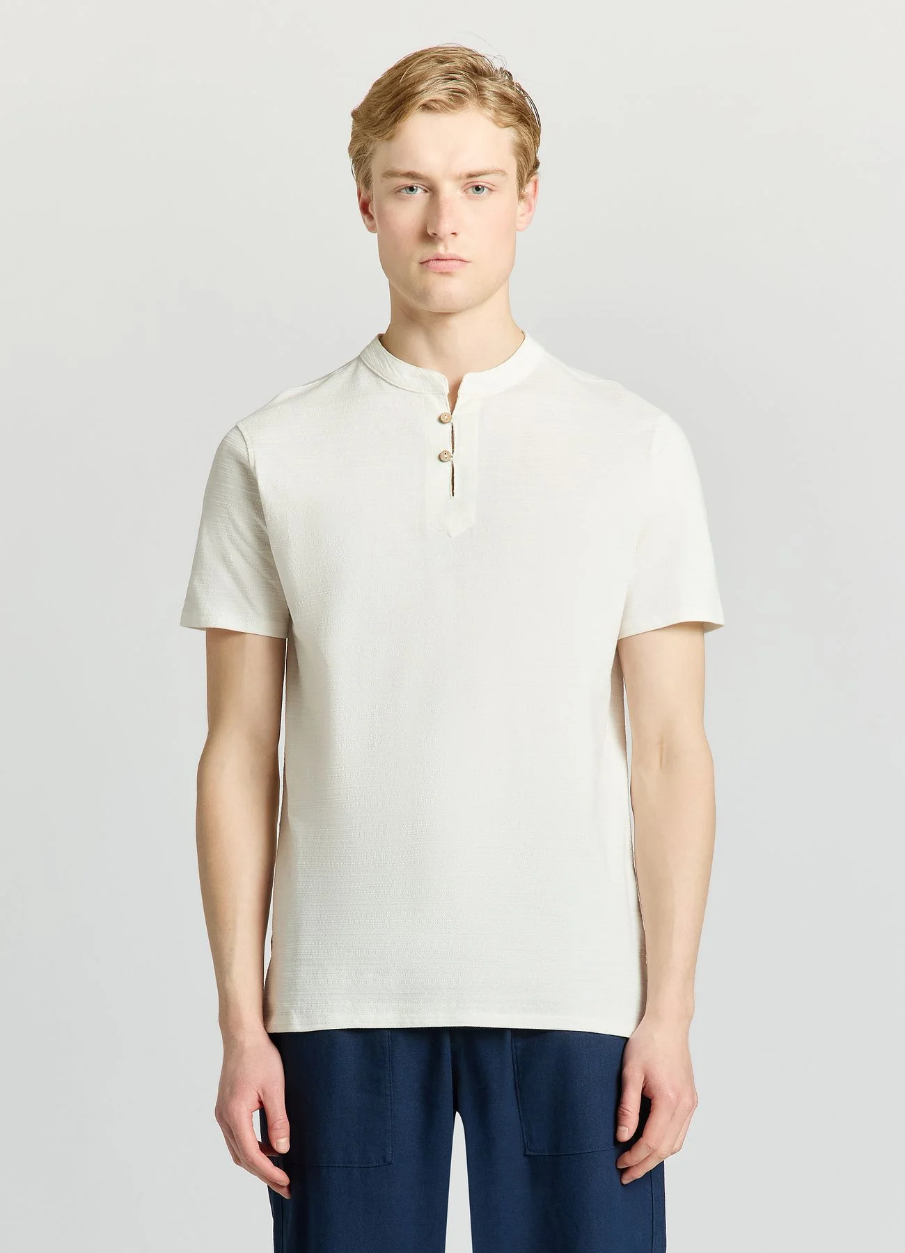 T-shirt tinta unita con collo serafino - Image 3