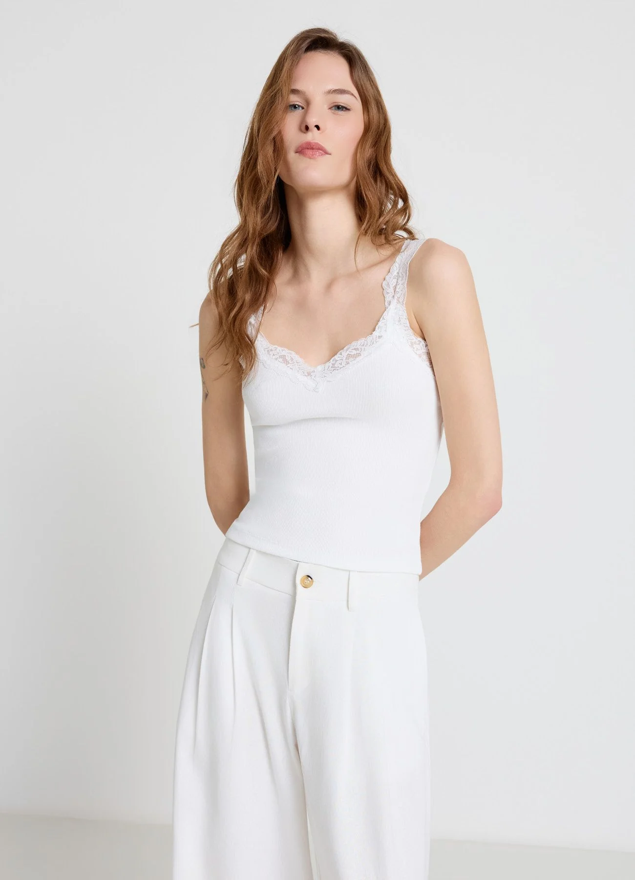 Top a costine con scollo in pizzo - Image 3
