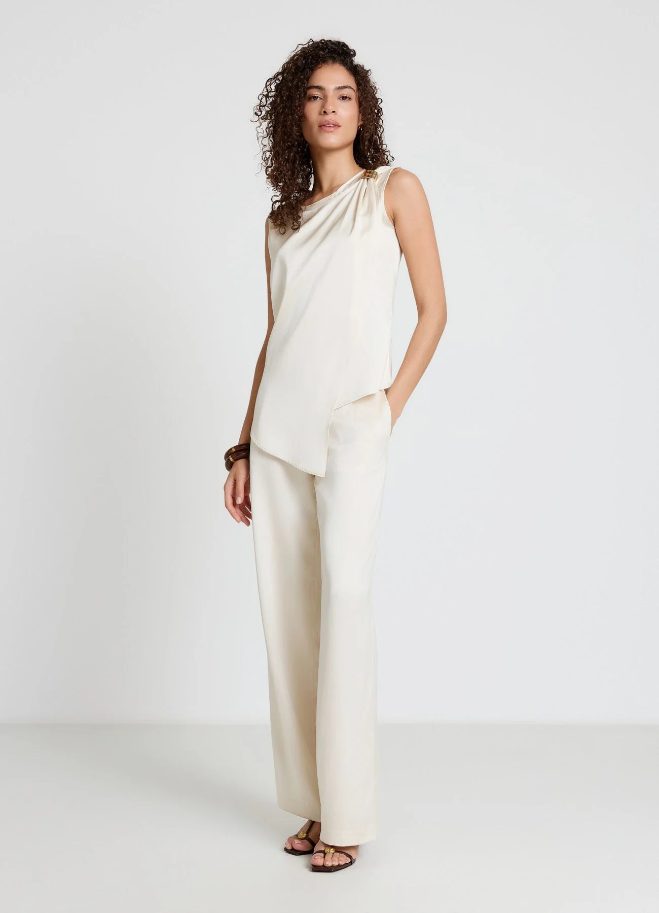 Top asimmetrico similsatin con fibbia - Image 3