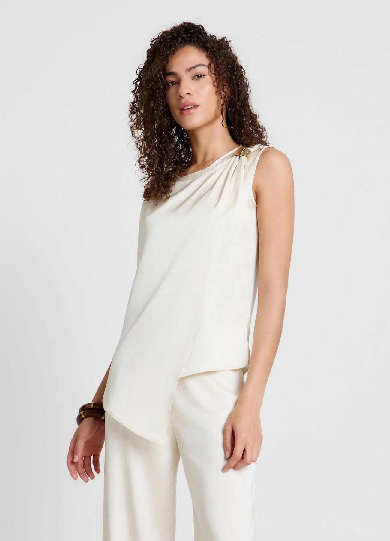 Top asimmetrico similsatin con fibbia - Image 7