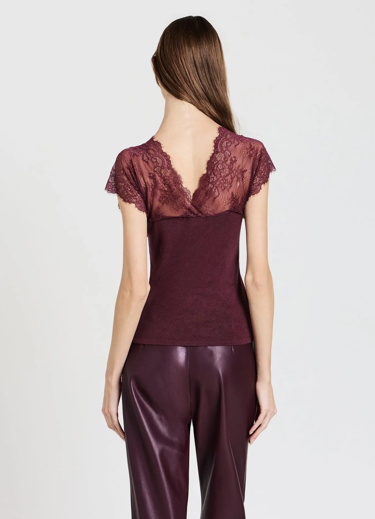 Top con scollo a V e dettagli in pizzo - Image 3