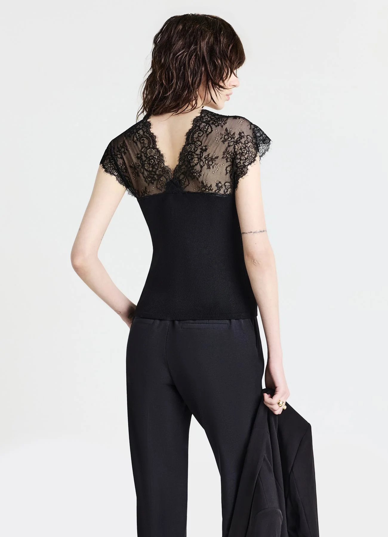Top con scollo a V e dettagli in pizzo