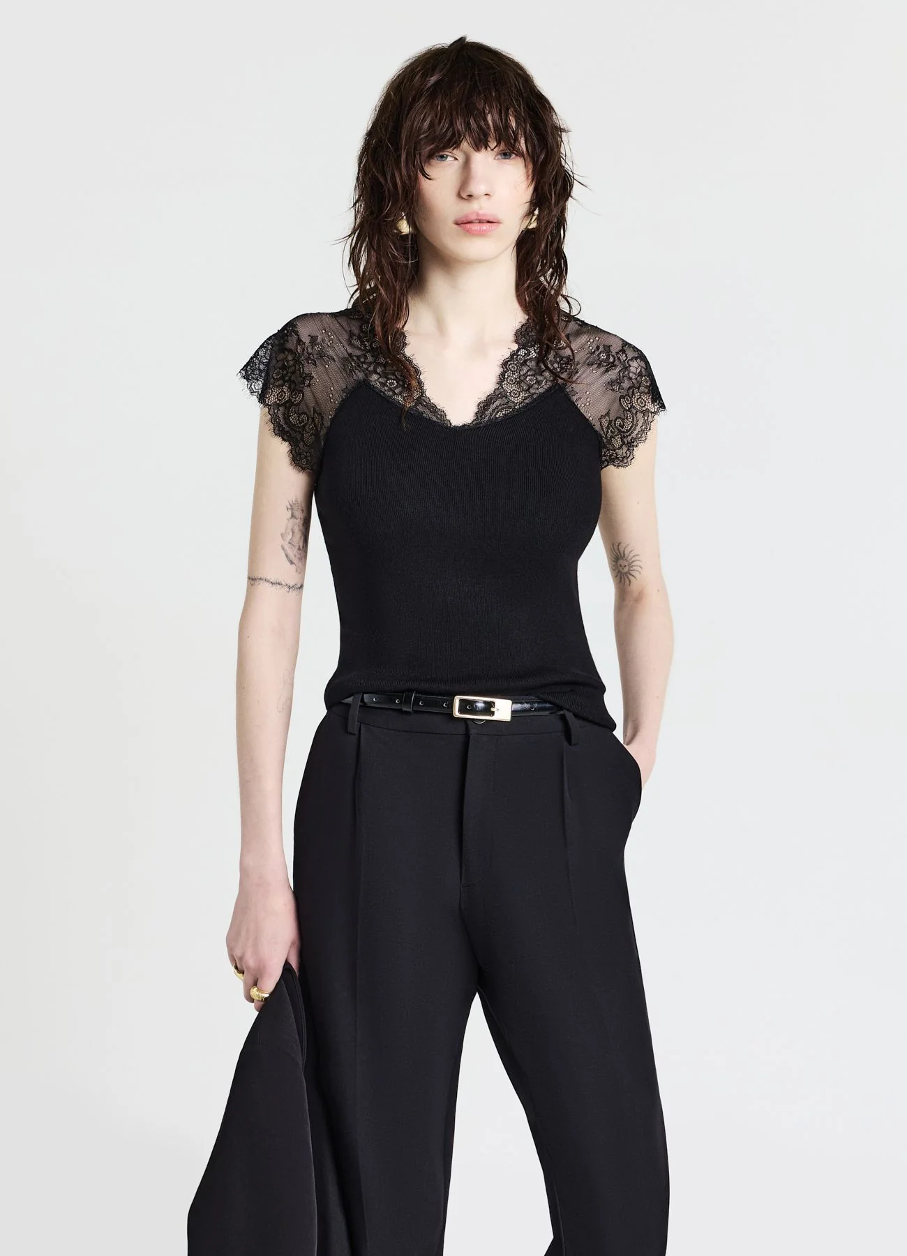 Top con scollo a V e dettagli in pizzo - Image 7