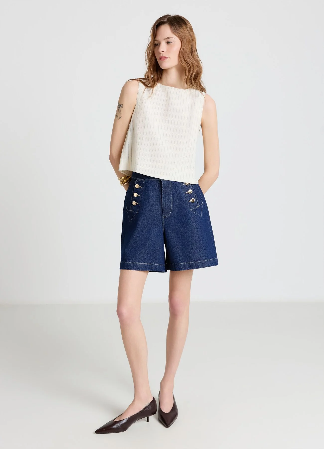 Top corto a righe con bottoni retro