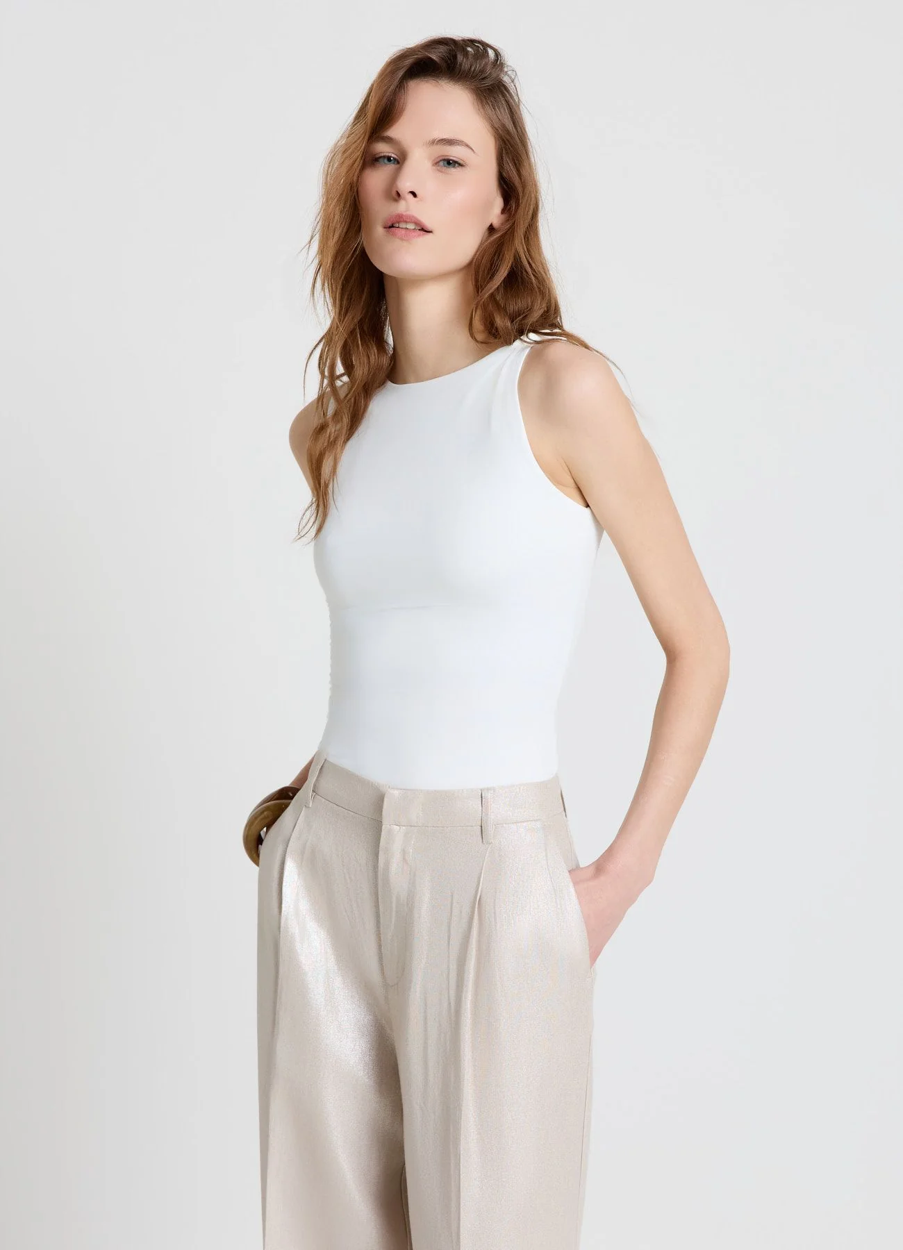 Top drappeggiato con nodo sulla spalla