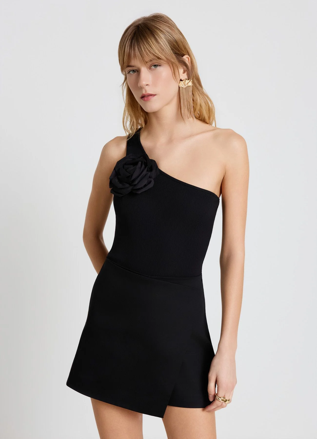 Top monospalla con fiore - Image 7