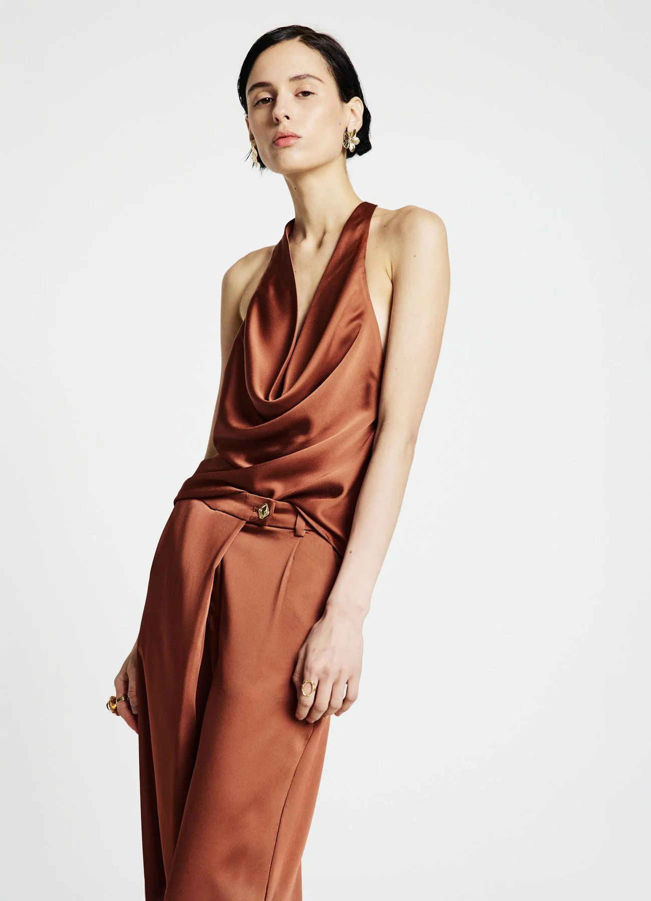 Top sciallato in simil satin con nodo