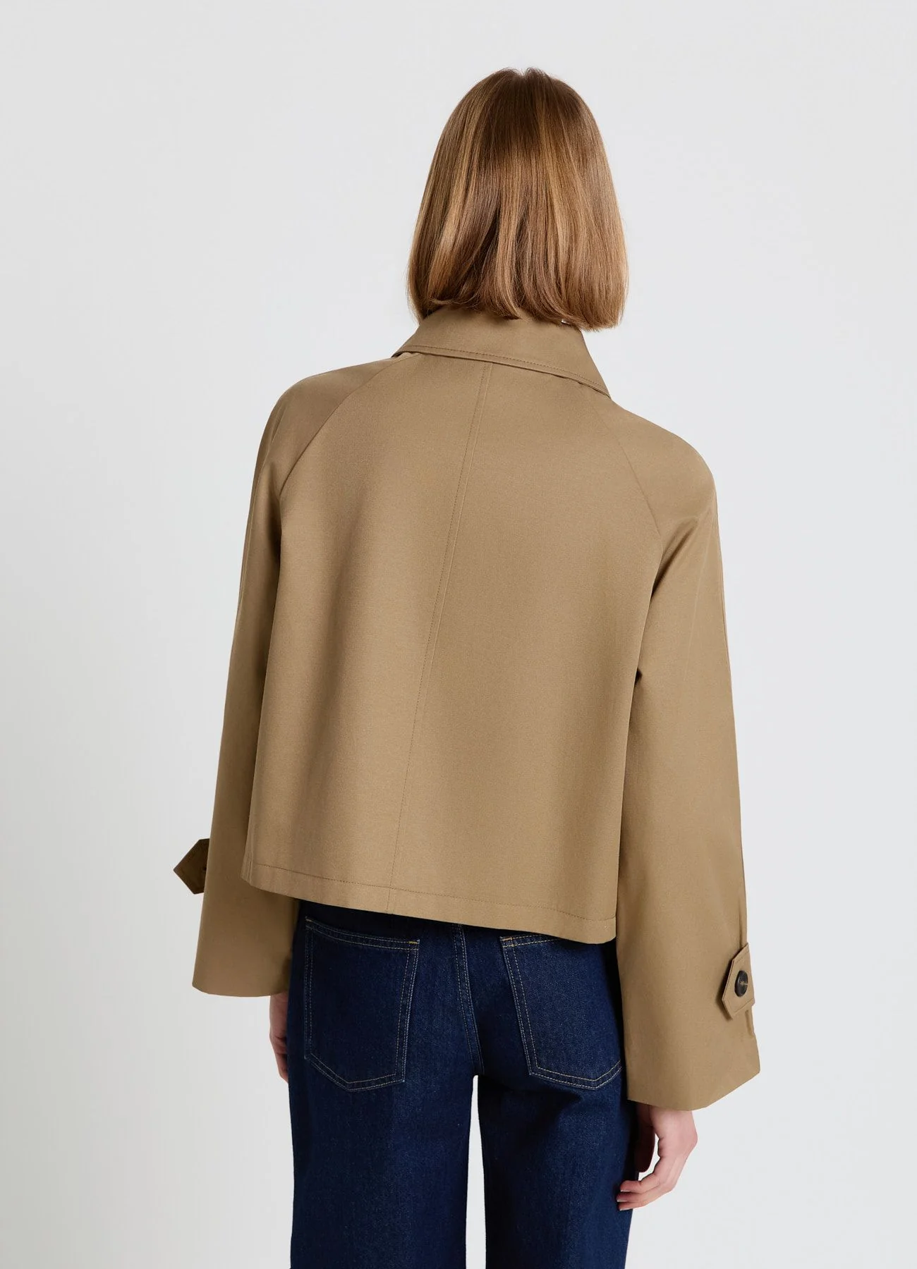 Trench corto con rever e bottoni