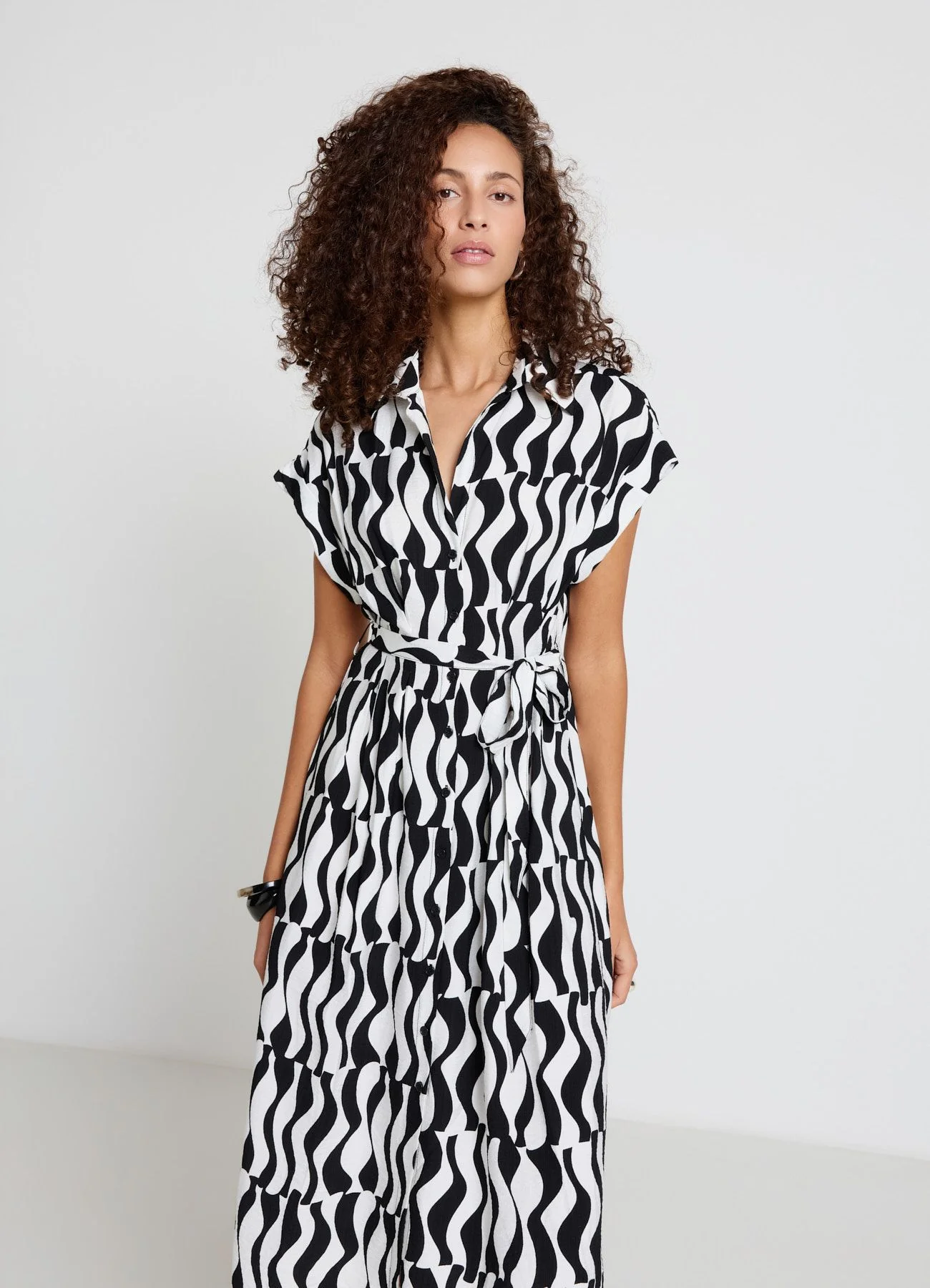 Vestito chemisier lungo con cintura e stampa geometrica - Image 2