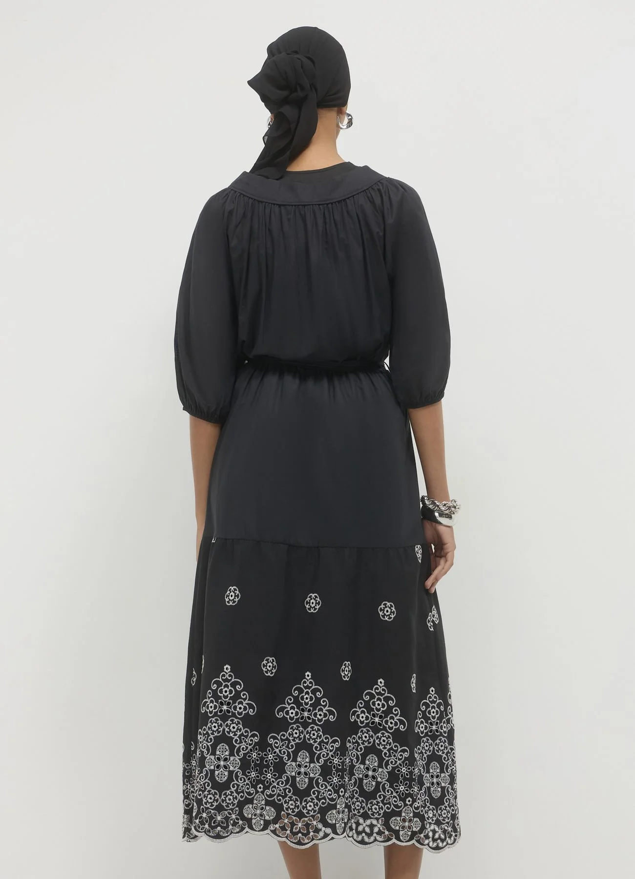 Vestito con balza ricamata