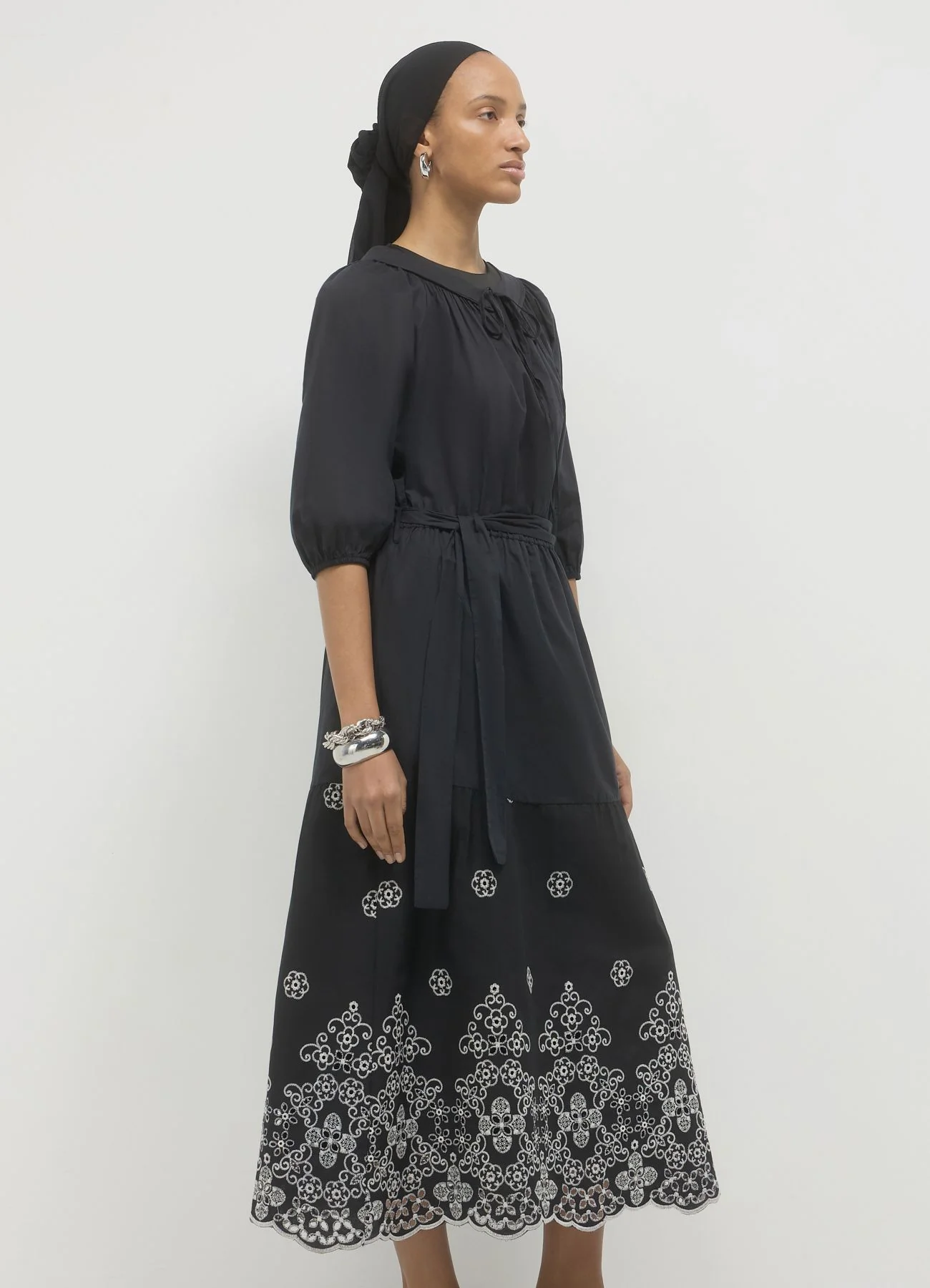 Vestito con balza ricamata - Image 3