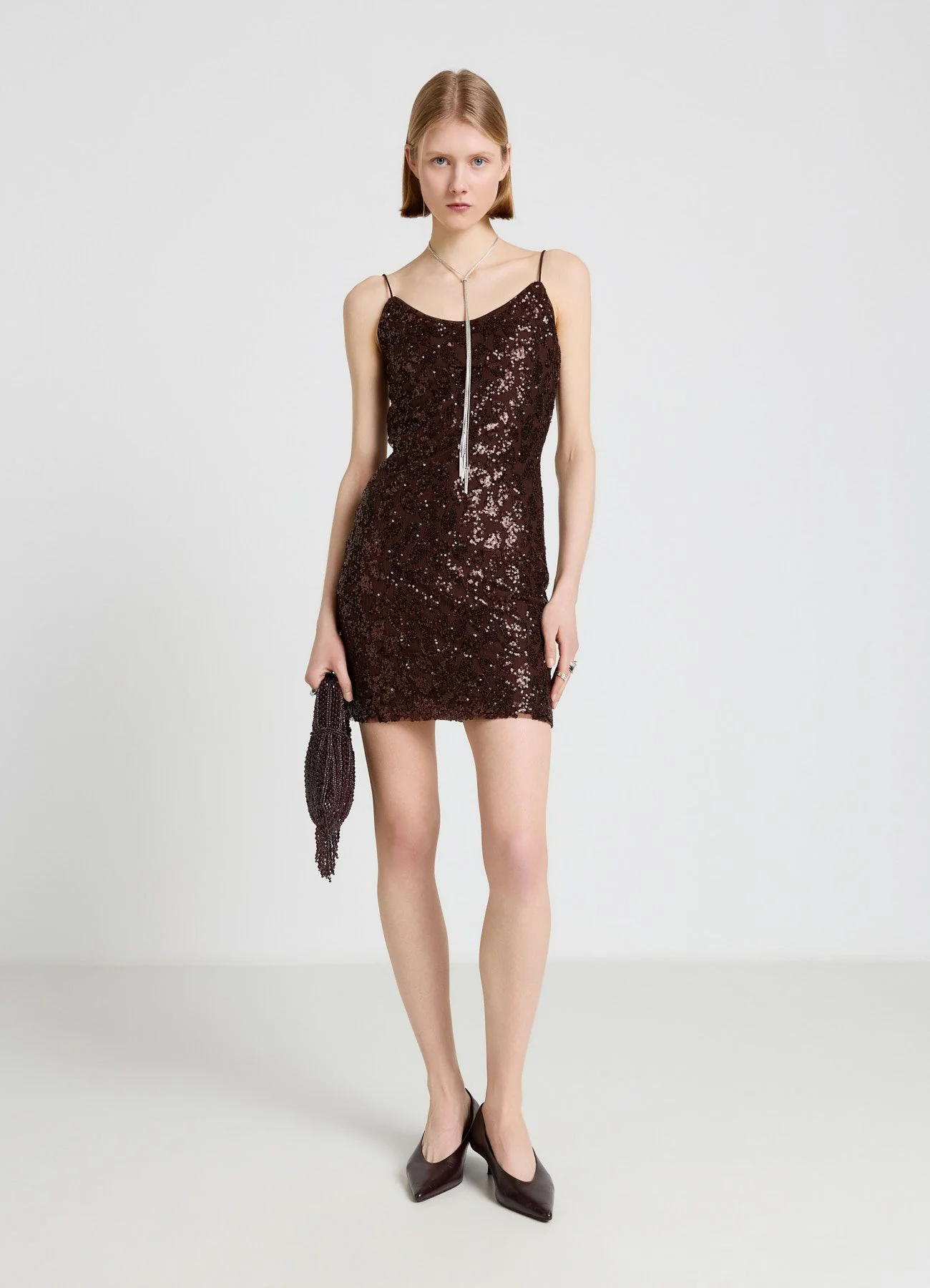 Vestito corto con paillettes e schiena scoperta
