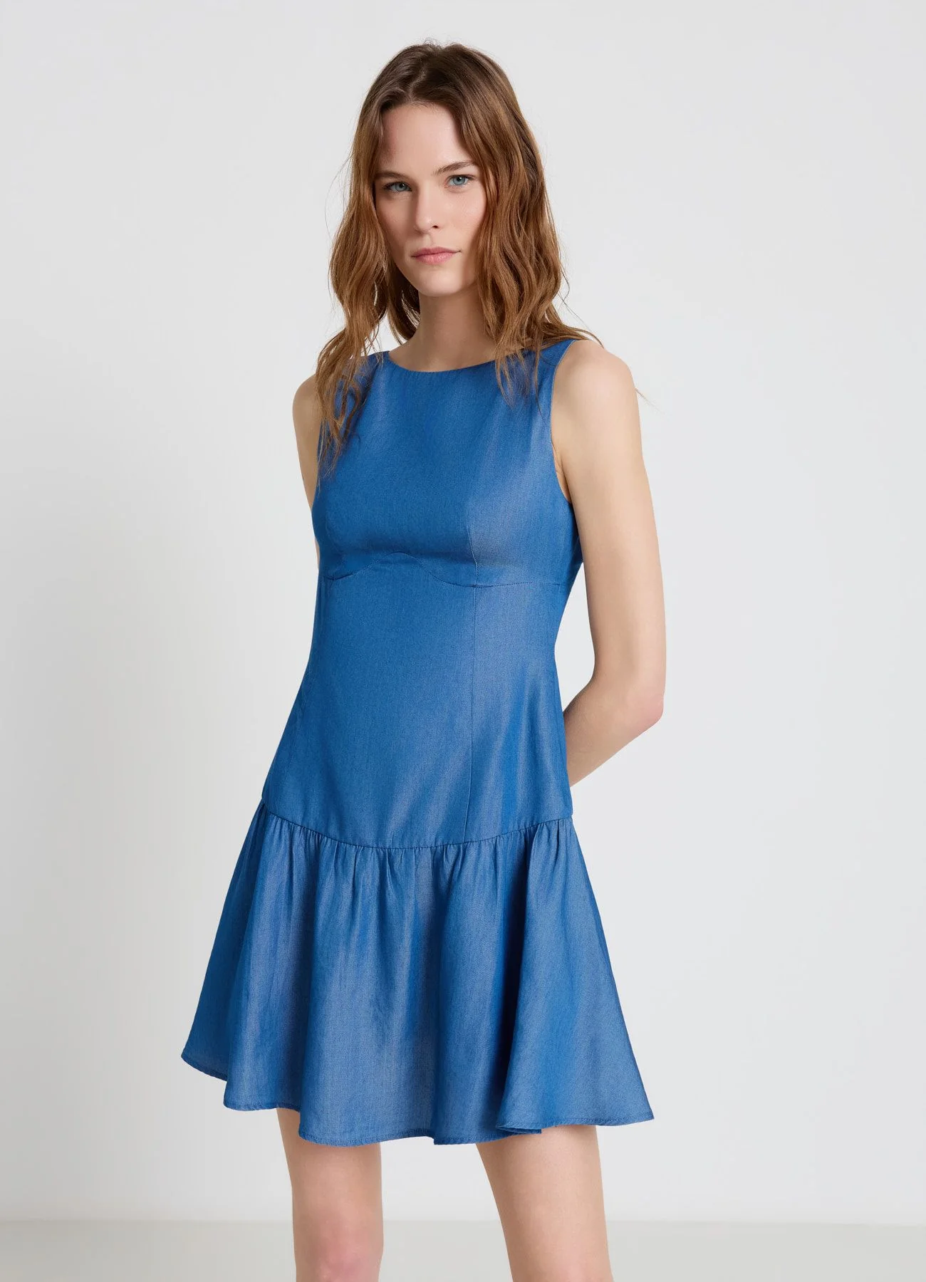 Vestito corto smanicato con balze - Image 7