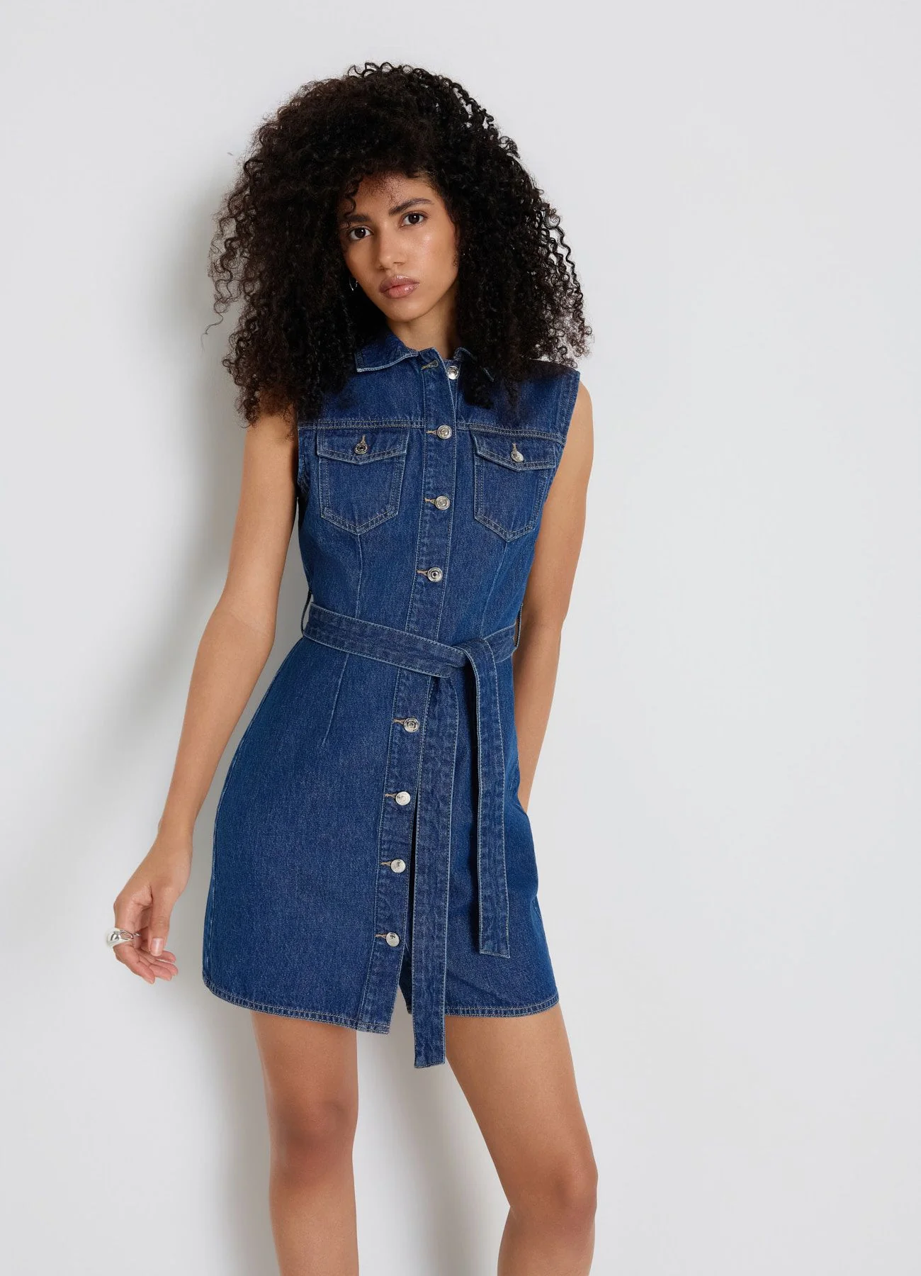Vestito in denim smanicato con cintura - Image 3