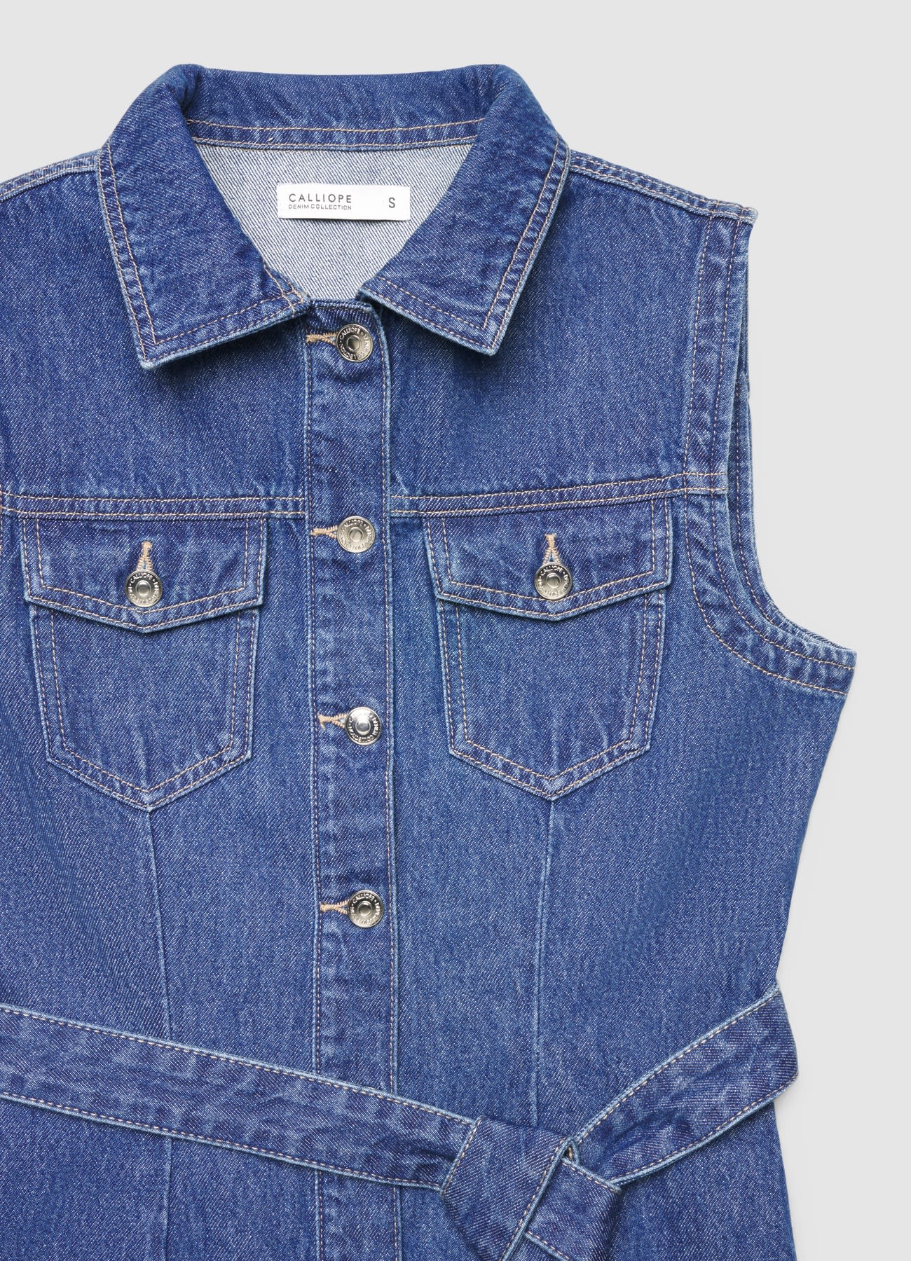 Vestito in denim smanicato con cintura - Image 6