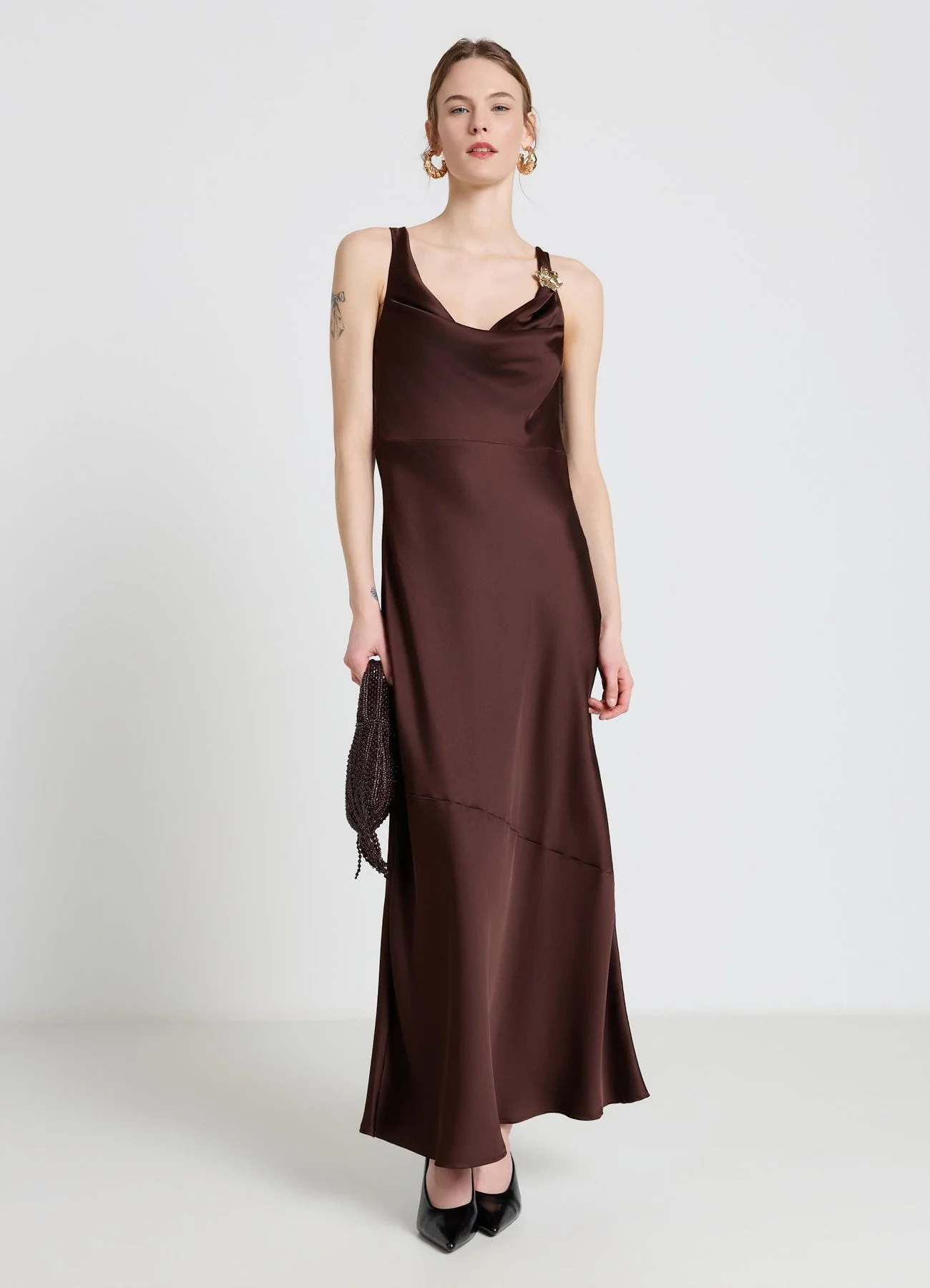 Vestito lungo con scollo sciallato e fibbia fiore