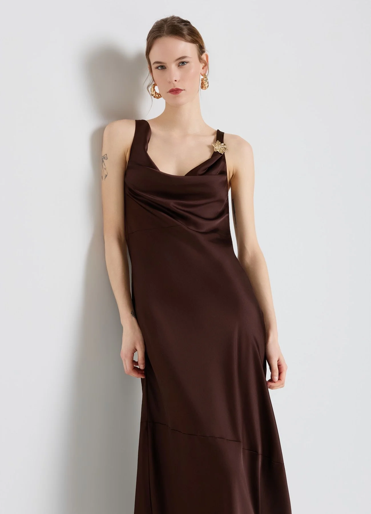 Vestito lungo con scollo sciallato e fibbia fiore - Image 2
