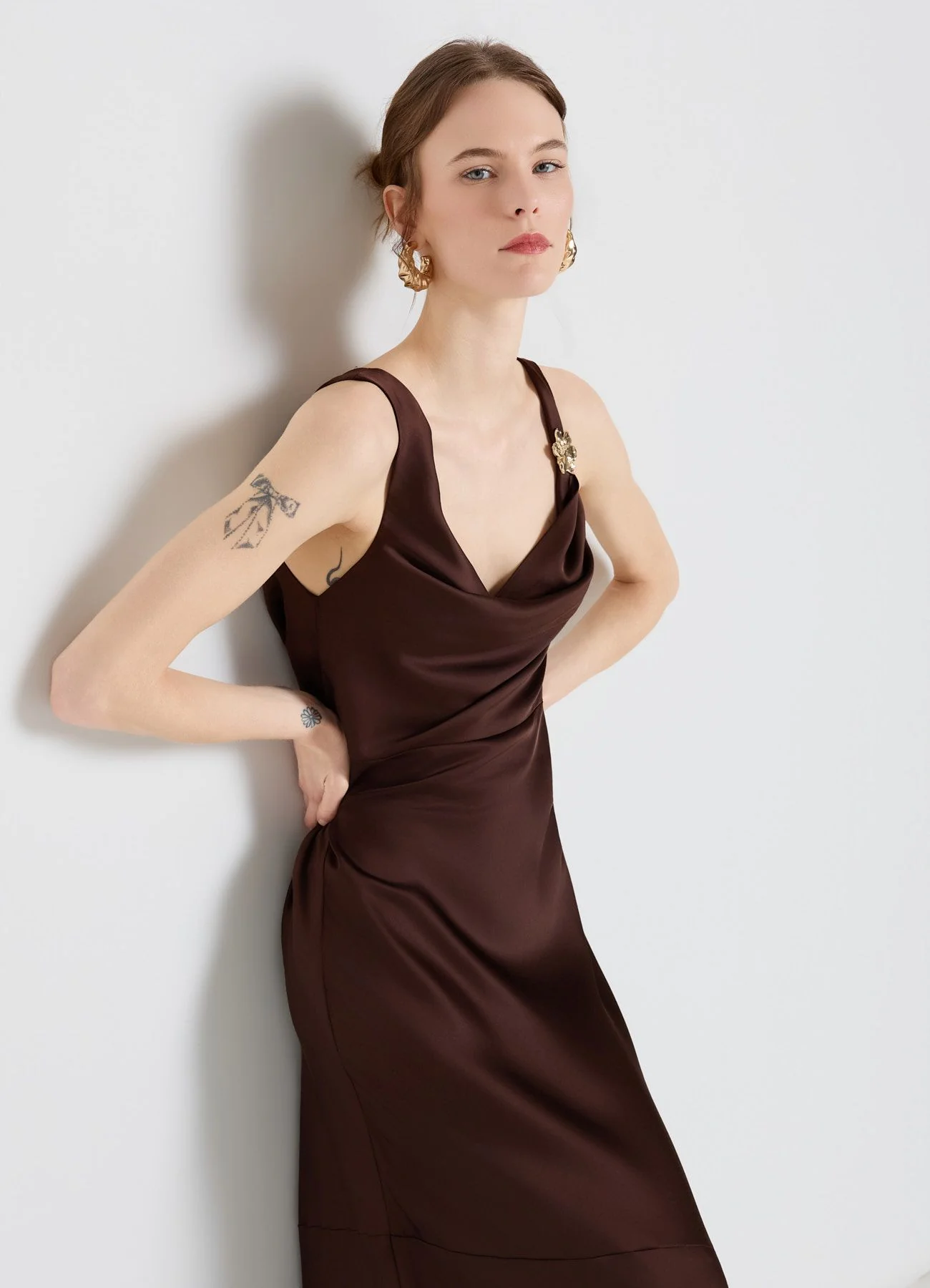 Vestito lungo con scollo sciallato e fibbia fiore - Image 4