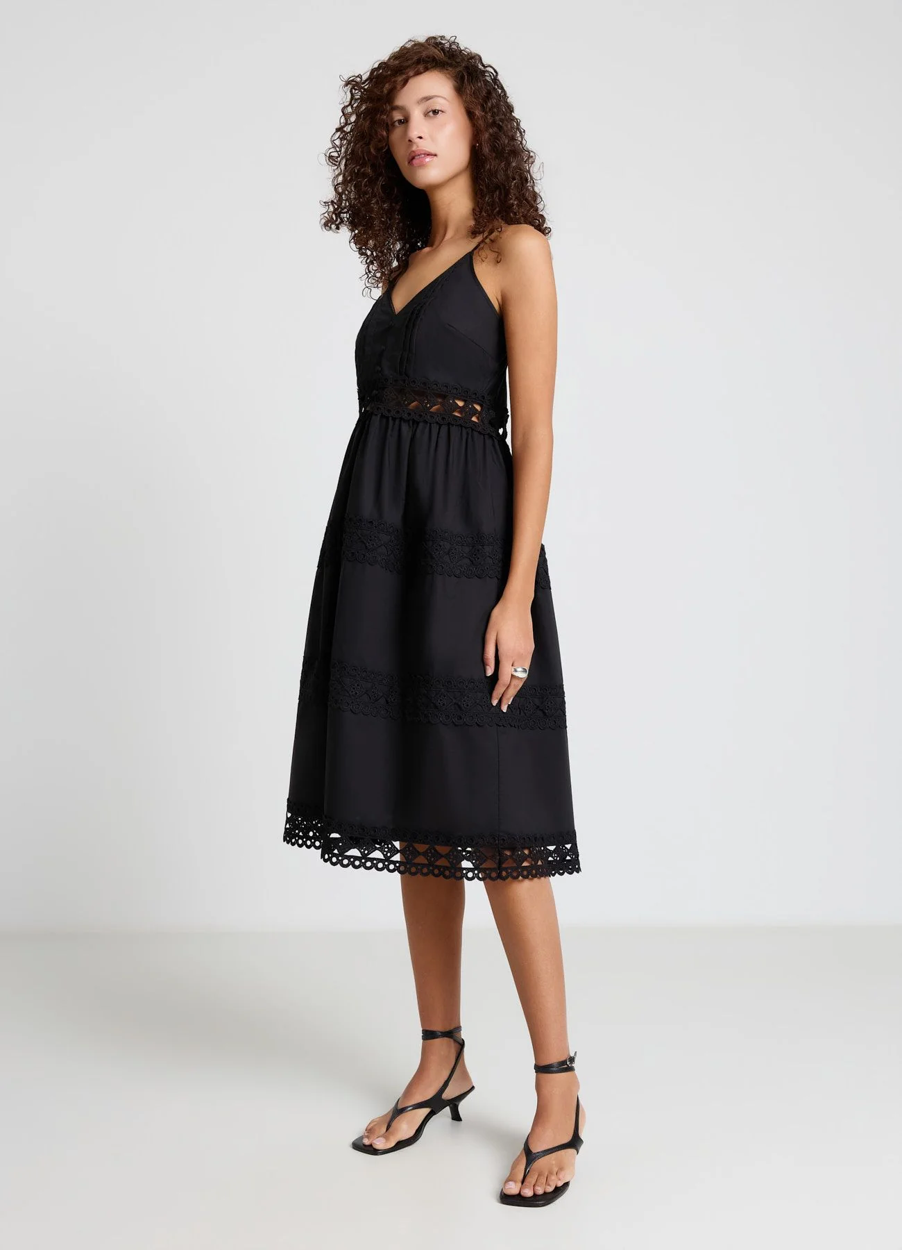 Vestito lungo con spalline e inserti traforati
