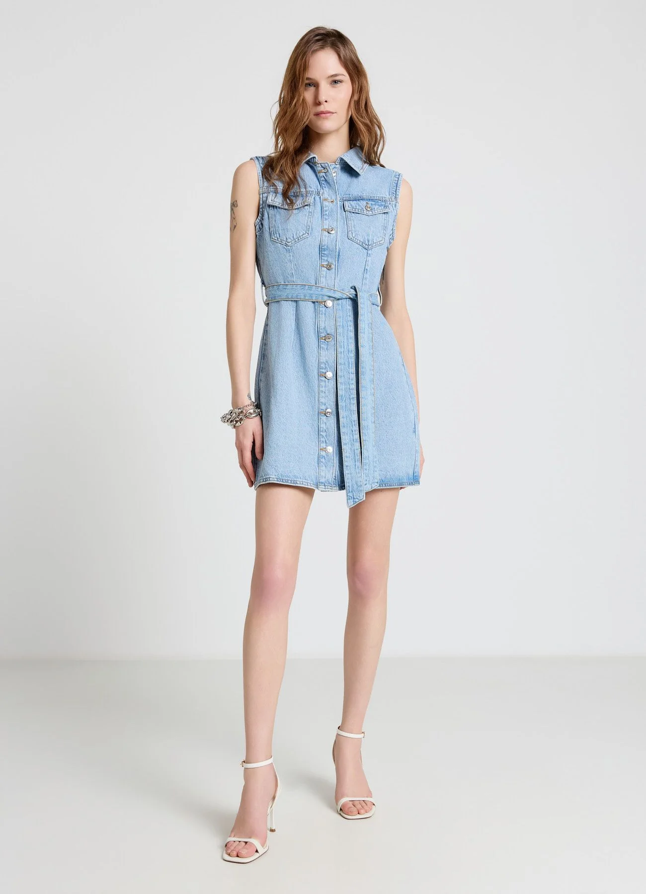 Vestito smanicato chemisier con cintura e bottoni