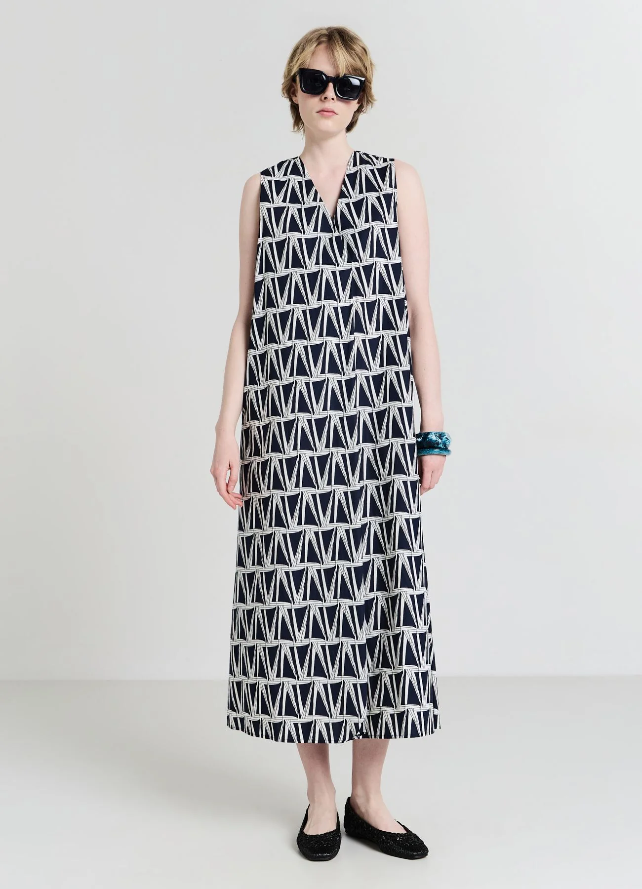 Vestito smanicato fantasia bicolor - Image 3
